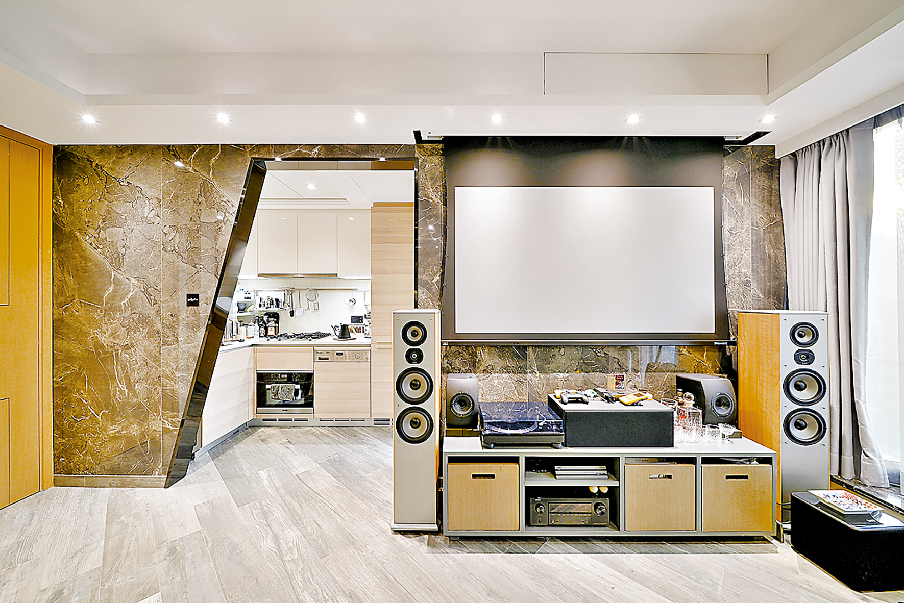 ■以裝飾石材鋪設的電視背牆延伸至廚房入口牆身，形成空間延伸的視覺效果。