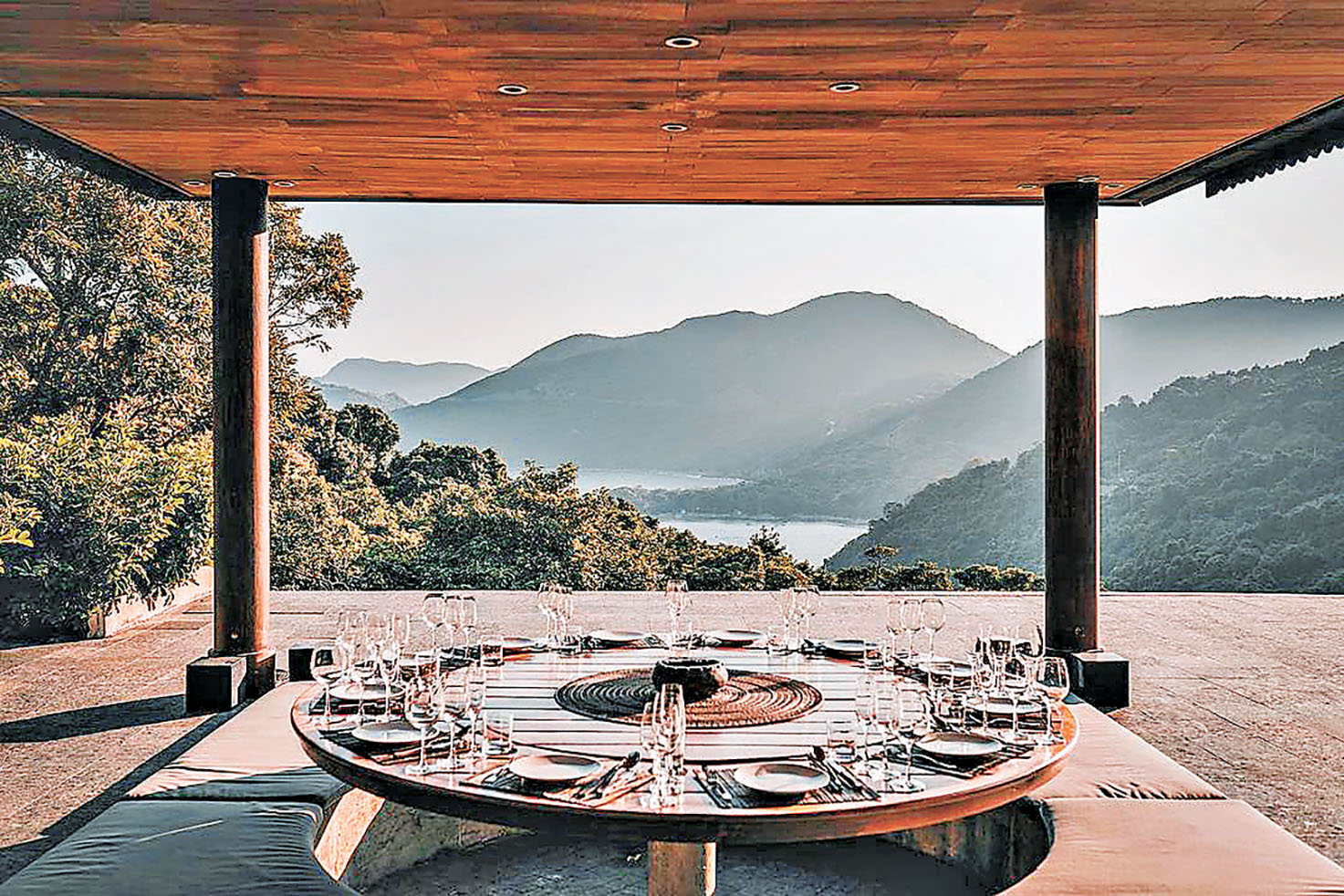 ■客人可以在山上涼亭享受泰國料理。