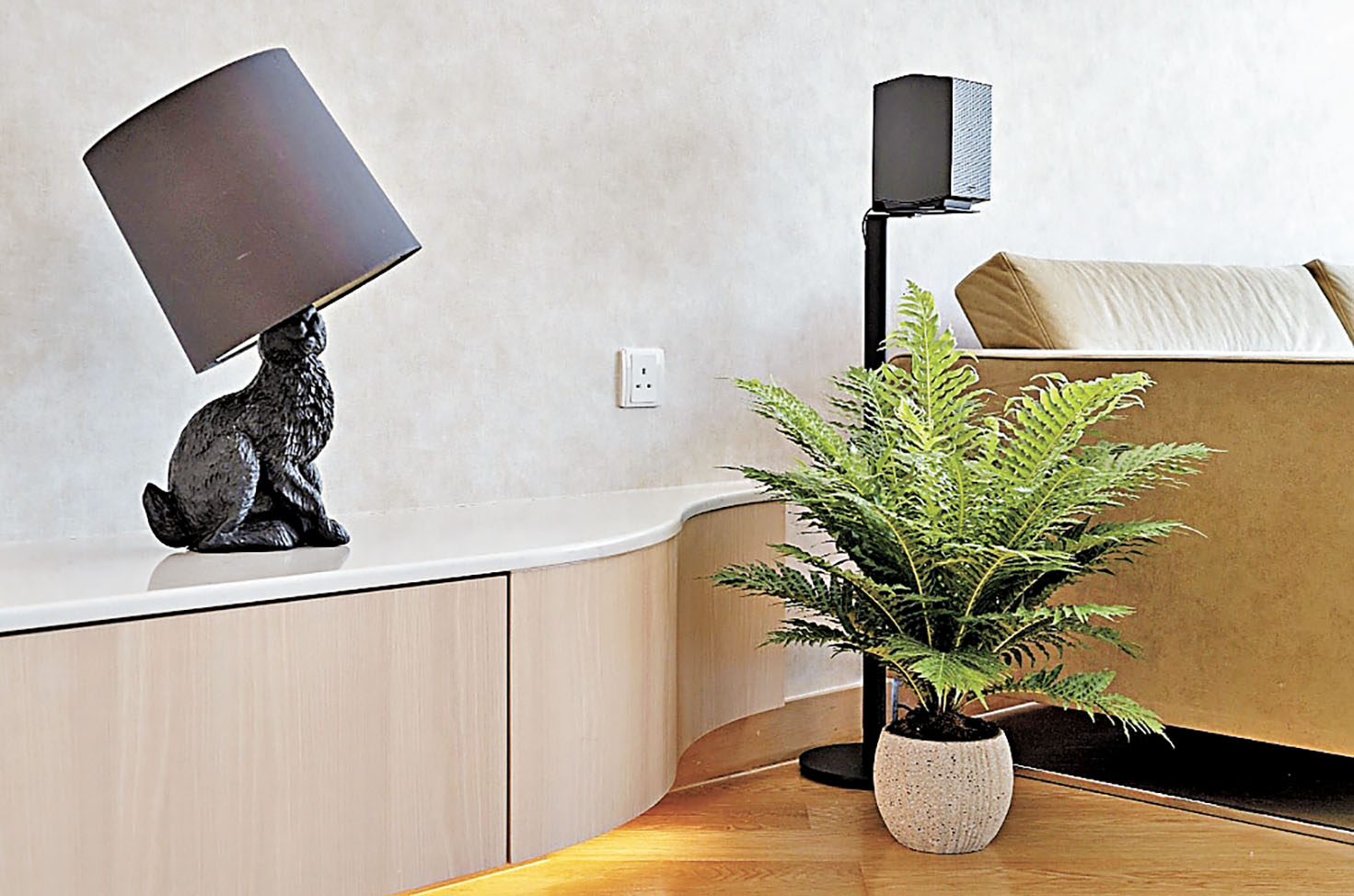 ■客廳一旁放置型格座枱燈，綠色盆栽，點綴生活。