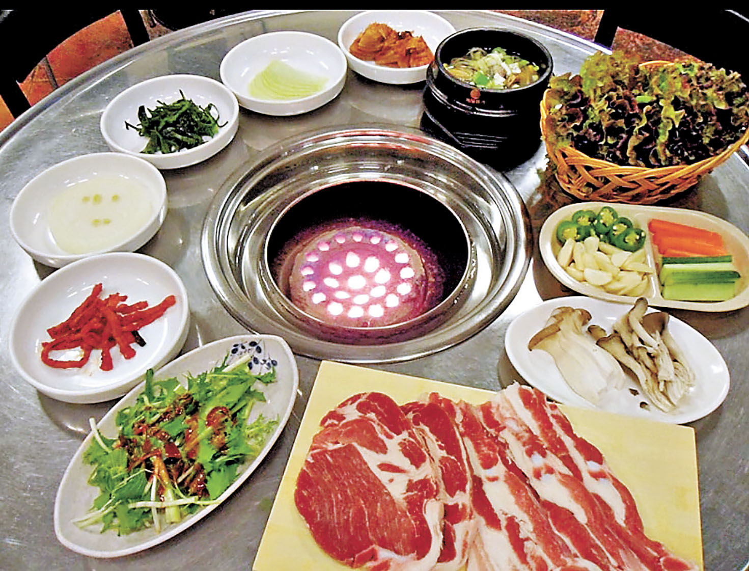 ■開着個爐，上好配菜，準備燒韓牛。