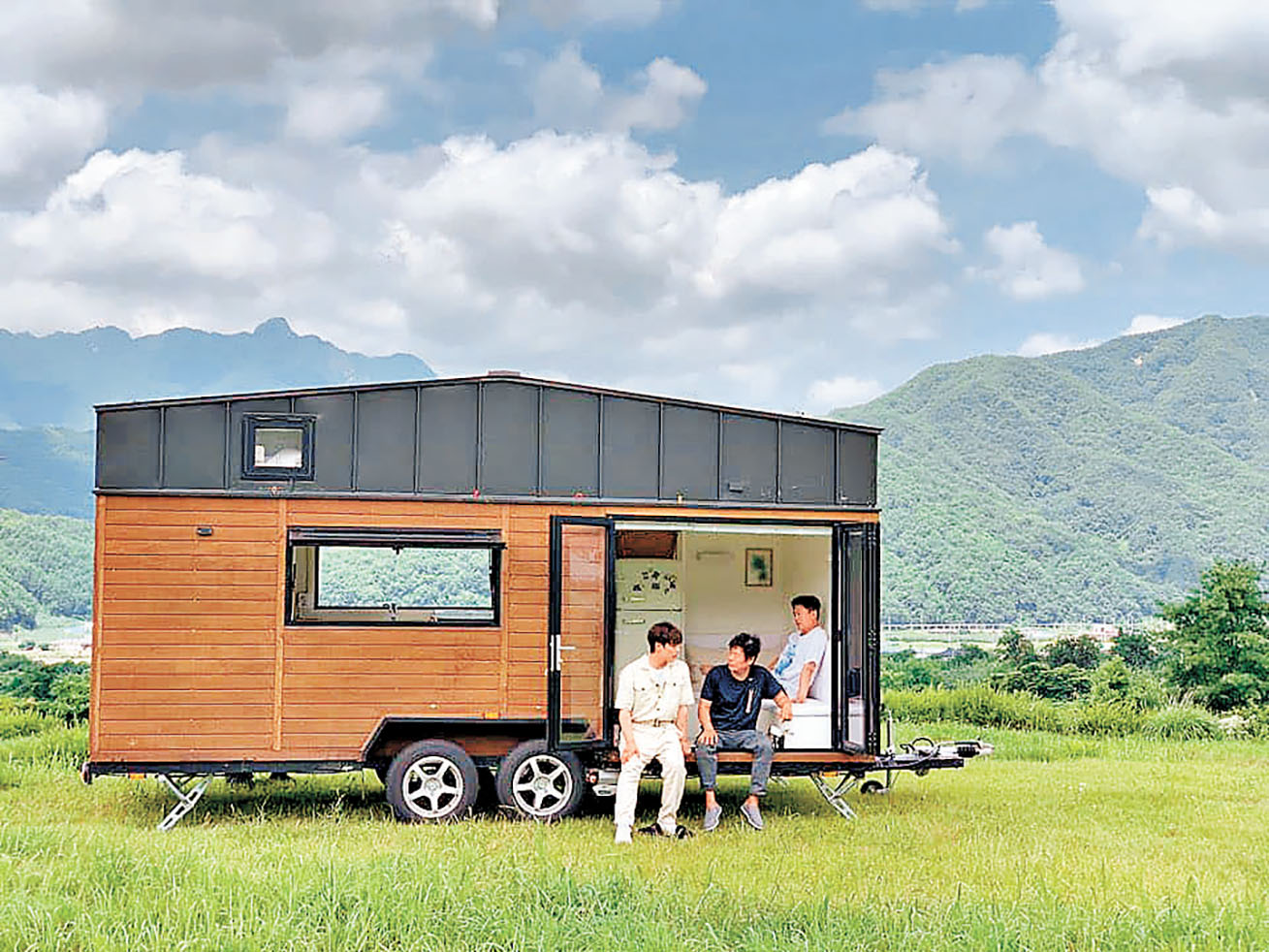 ■《帶輪子的家》描述3名韓星駕着迷你車屋在郊外露營的有趣生活。