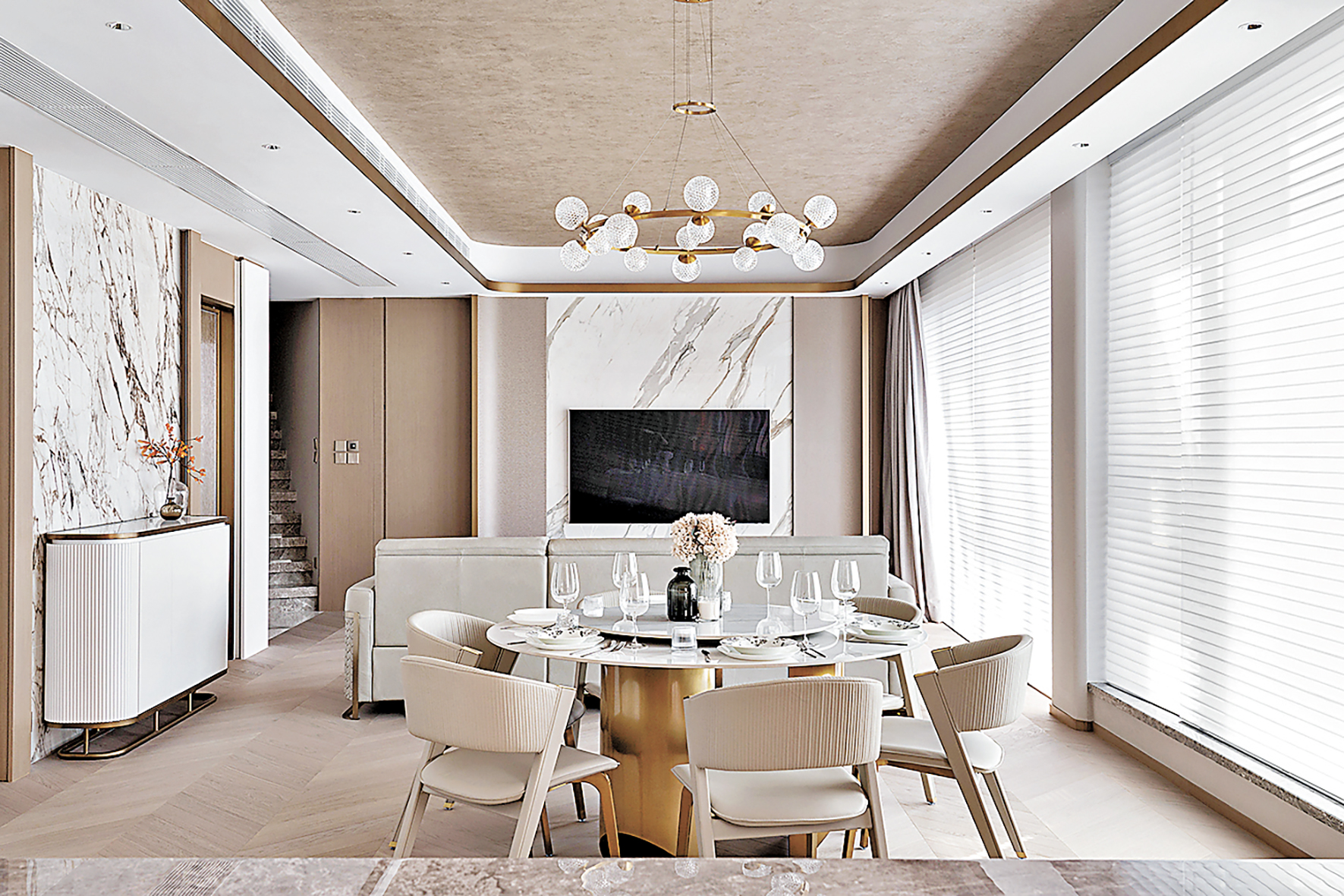 ■客飯廳採用圓弧形的吊燈，配合白色大理石電視背景牆。