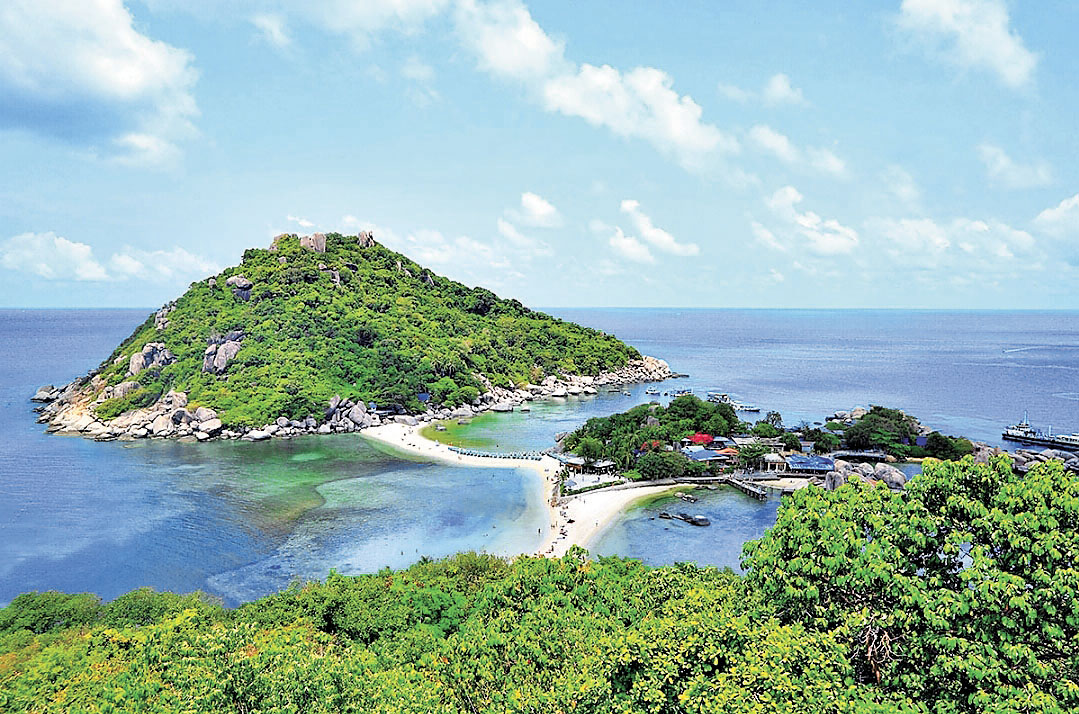 ■龜島（上方）和南緣島相連，是泰國最著名的浮潛勝地。