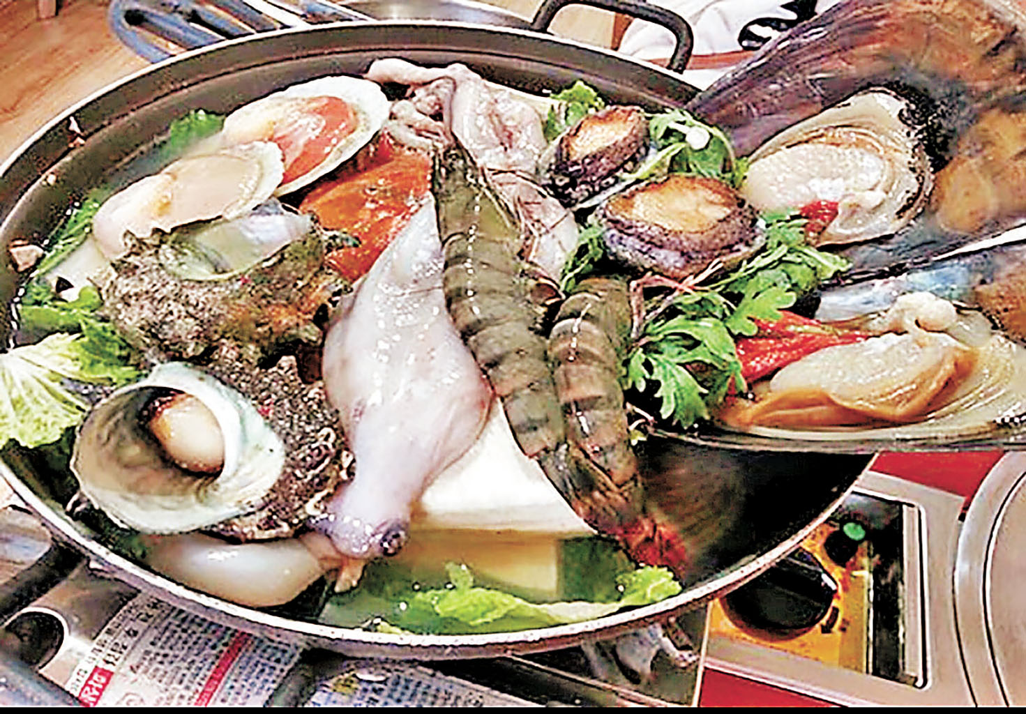 ■「濟州海男」的海鮮鍋加入了鮑魚、貝殼和虎蝦等海鮮。