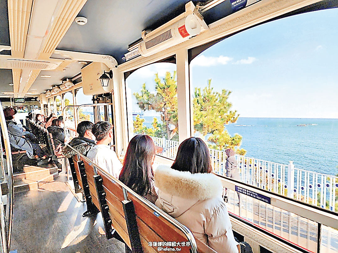 ■海雲台海岸列車倚着海岸而行，風景秀麗。