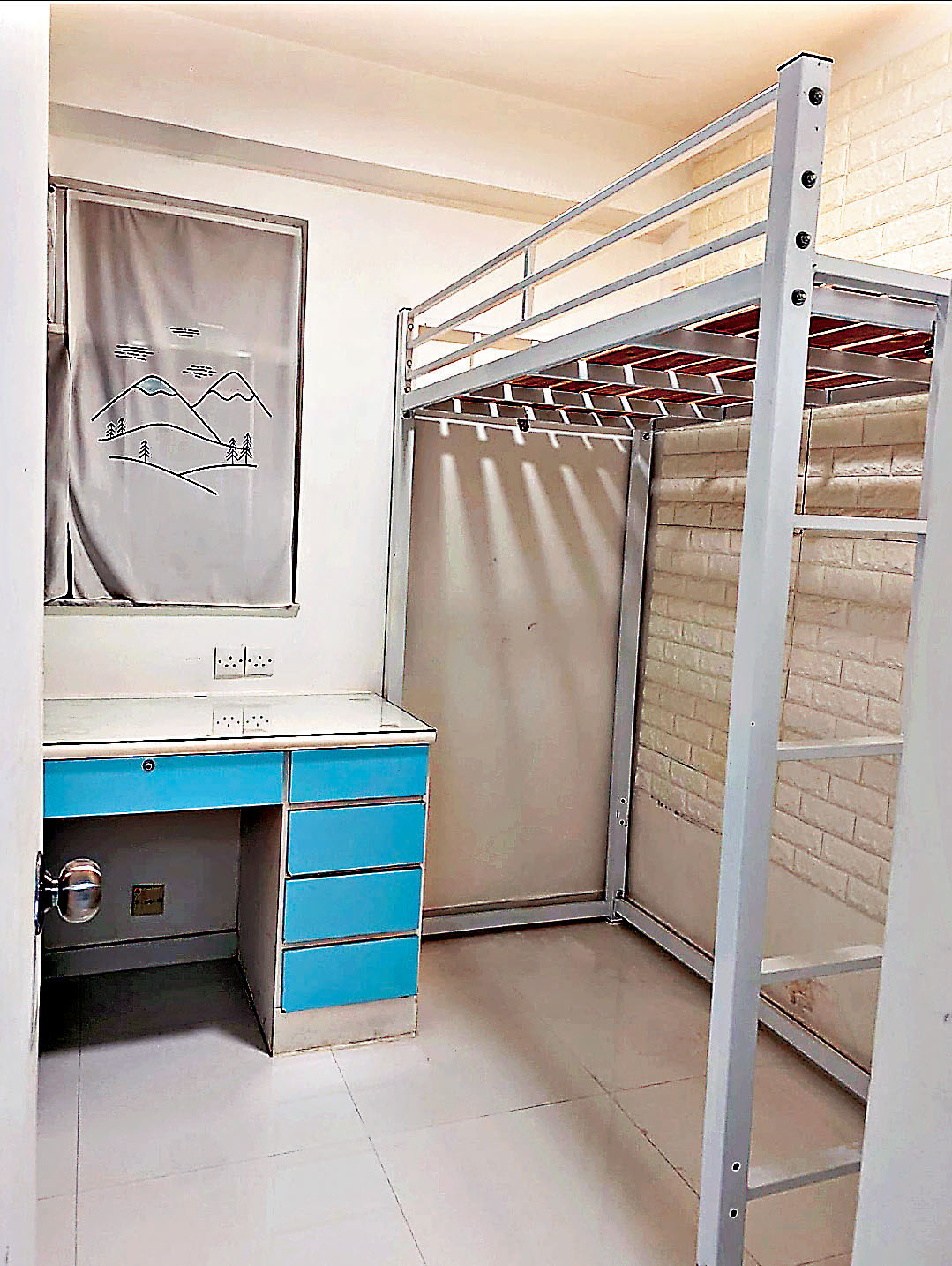 ■小房間採用高架床，下架可用作衣帽間。