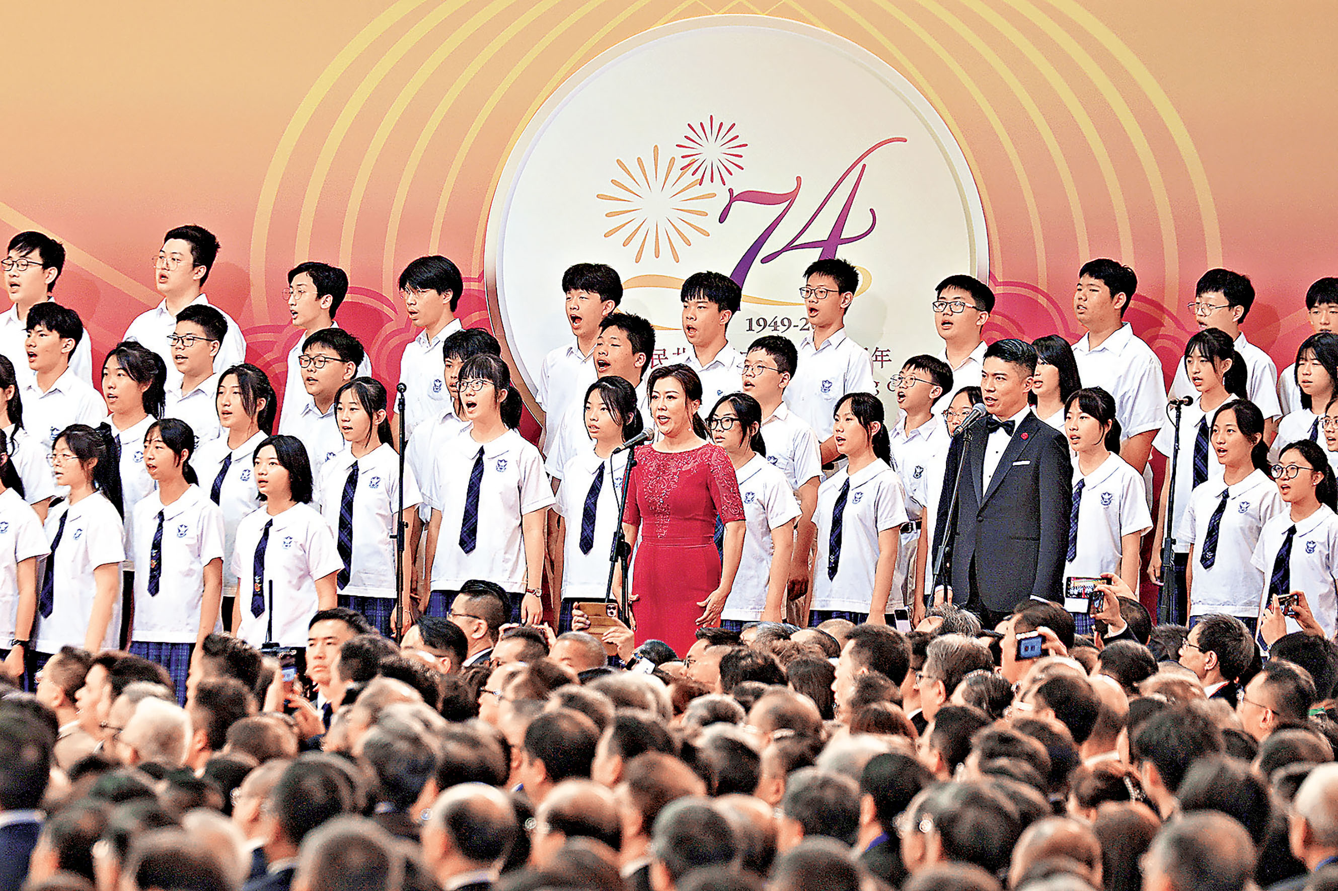 ■在去年十一國慶酒會上，學生們莊嚴地高唱國歌。  資料圖片