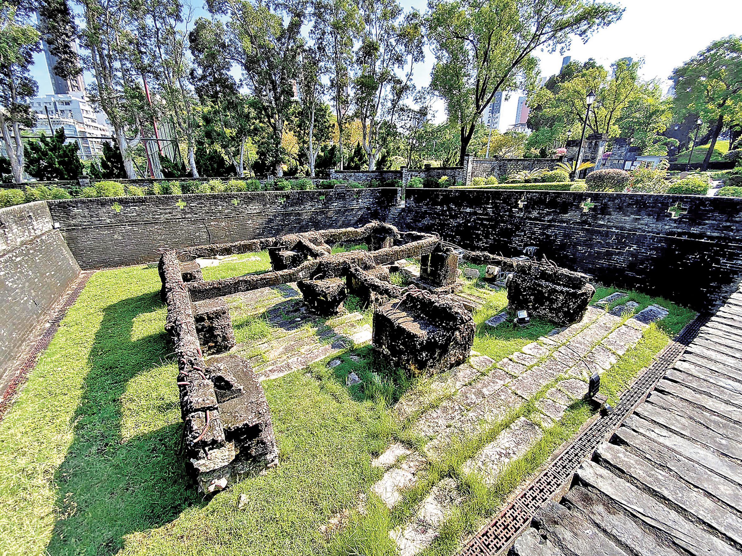 ■遺蹟包括原來寨城城牆殘存的牆基。