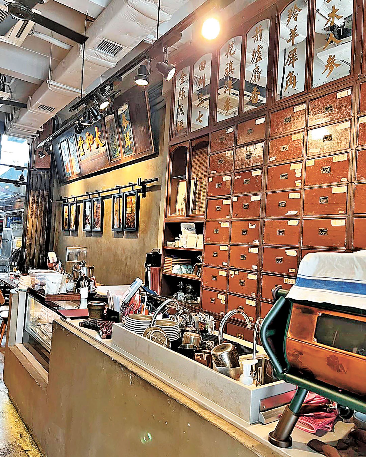 ■咖啡店保留了藥材舖特色的百子櫃。