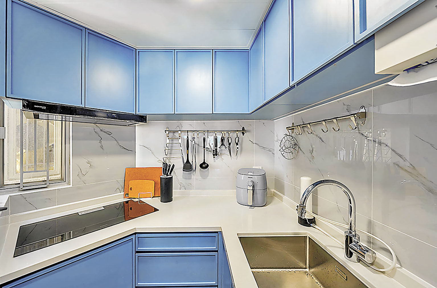 ■廚房收納櫃和廚枱藍與白色彩配搭十分柔和。