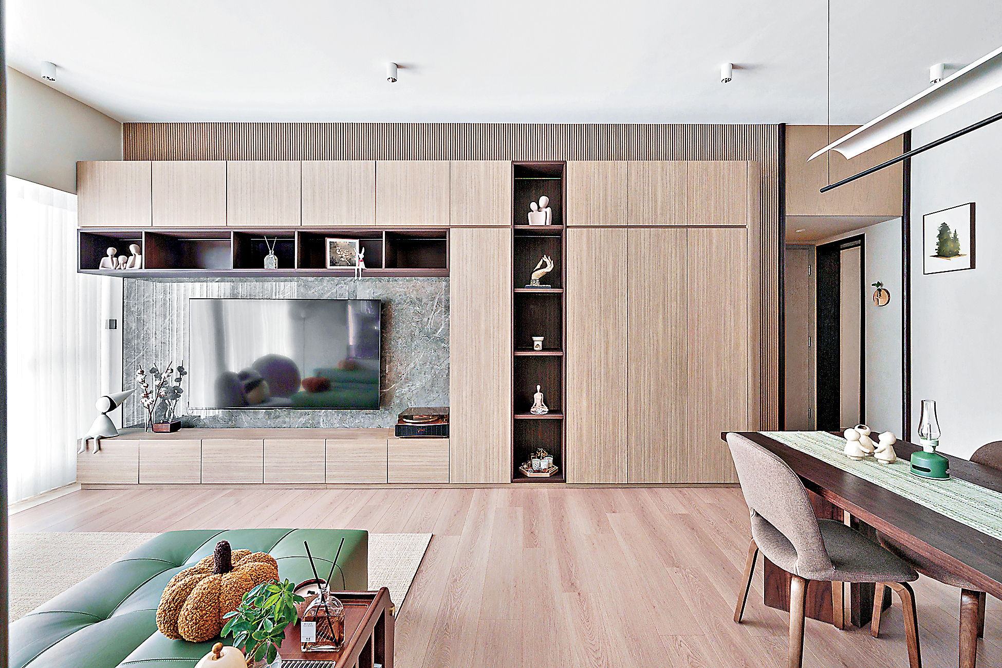 ■客廳電視牆身使用雲石紋理和木色條紋作為配搭。