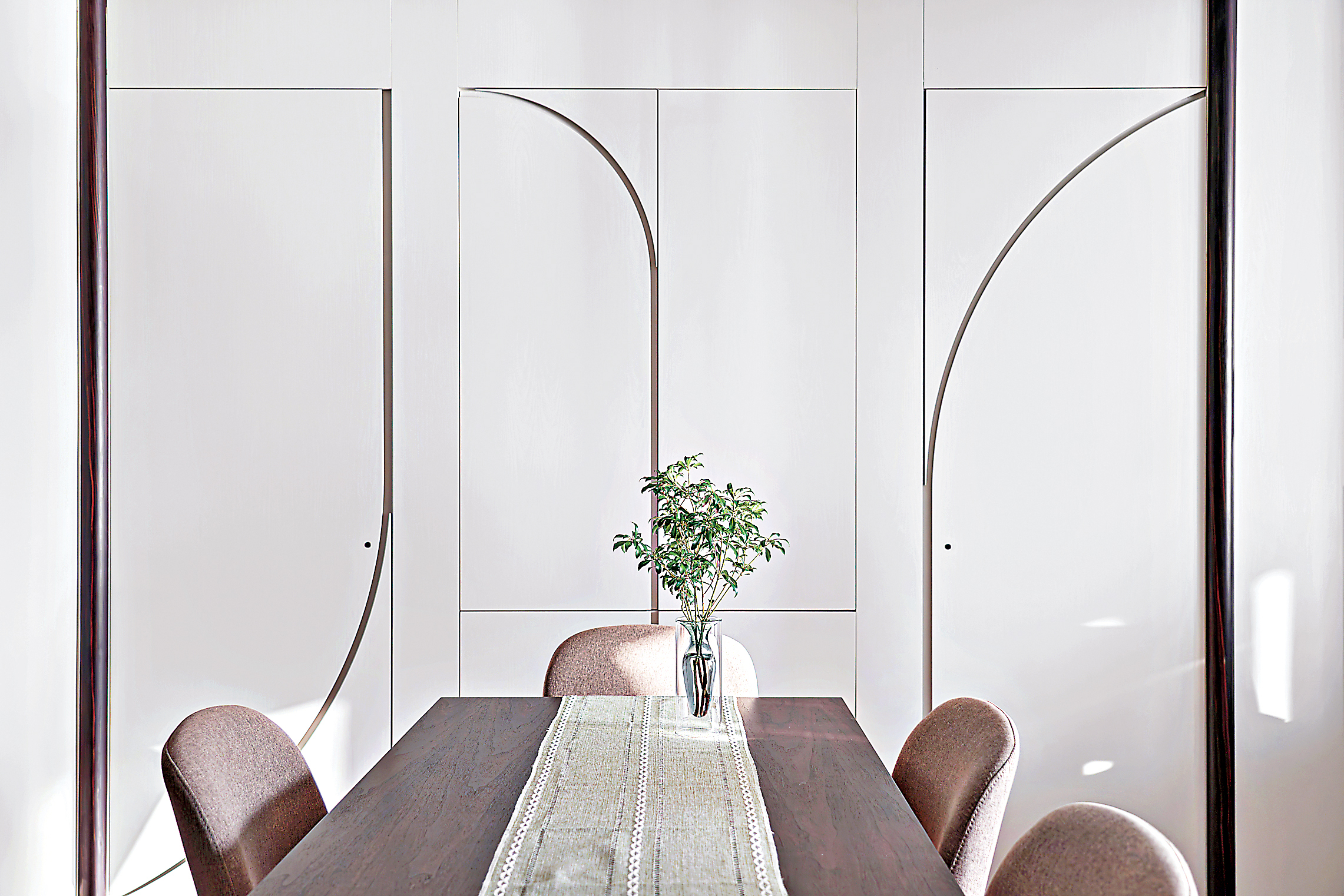 ■飯廳旁的白色烤漆板打造成的收納空間和隱藏門。