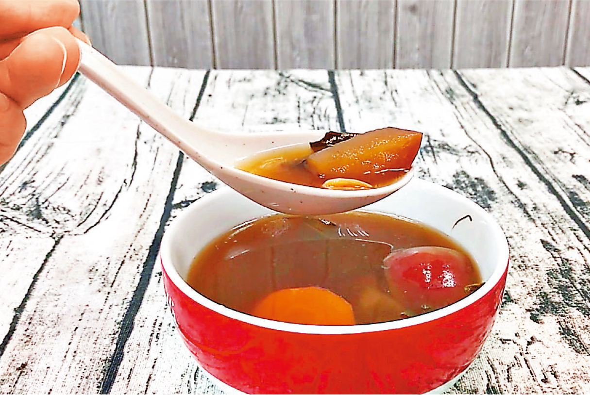 ■枇杷葉蘋果瘦肉湯有止咳和胃功效。   網上圖片