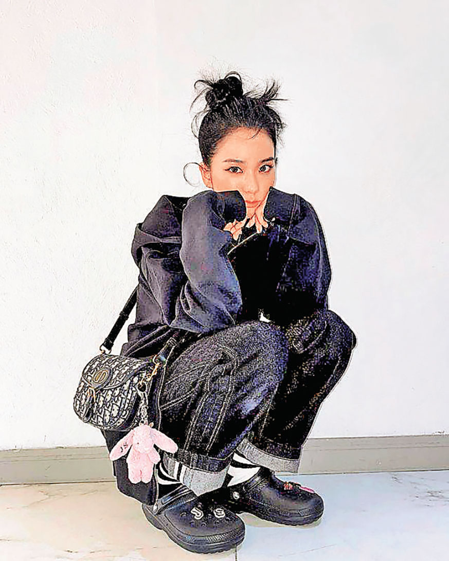 ■韓國女團BLACKPINK  Jisoo以DIOR手袋配吊飾。
