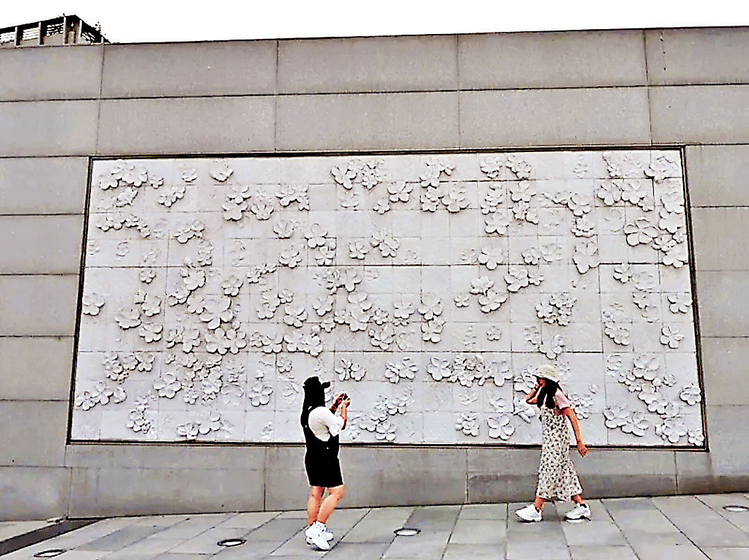 ■梨花牆是人氣打卡點。