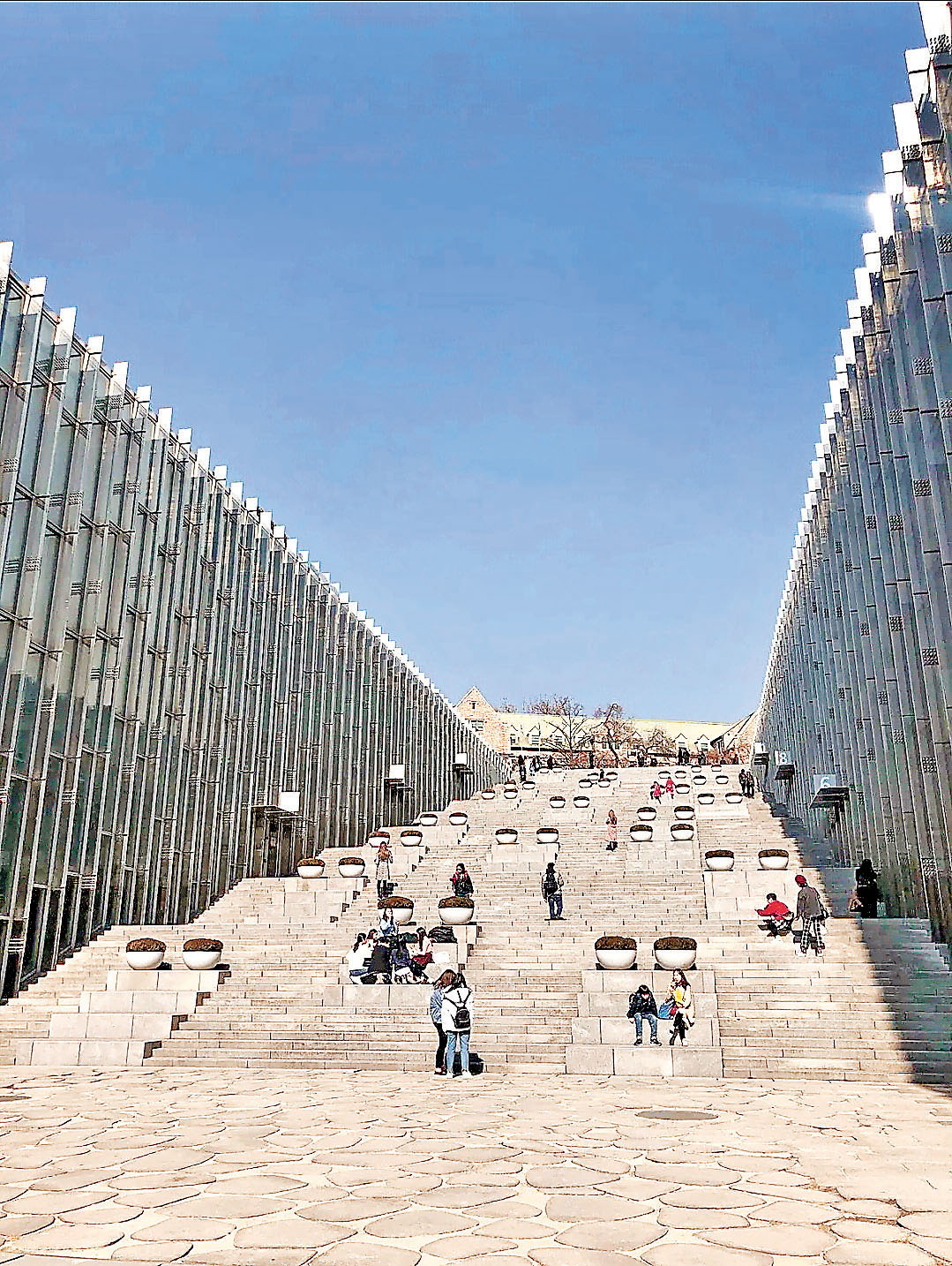 ■梨大的ECC校園複合園區，學生最愛在此閒坐。