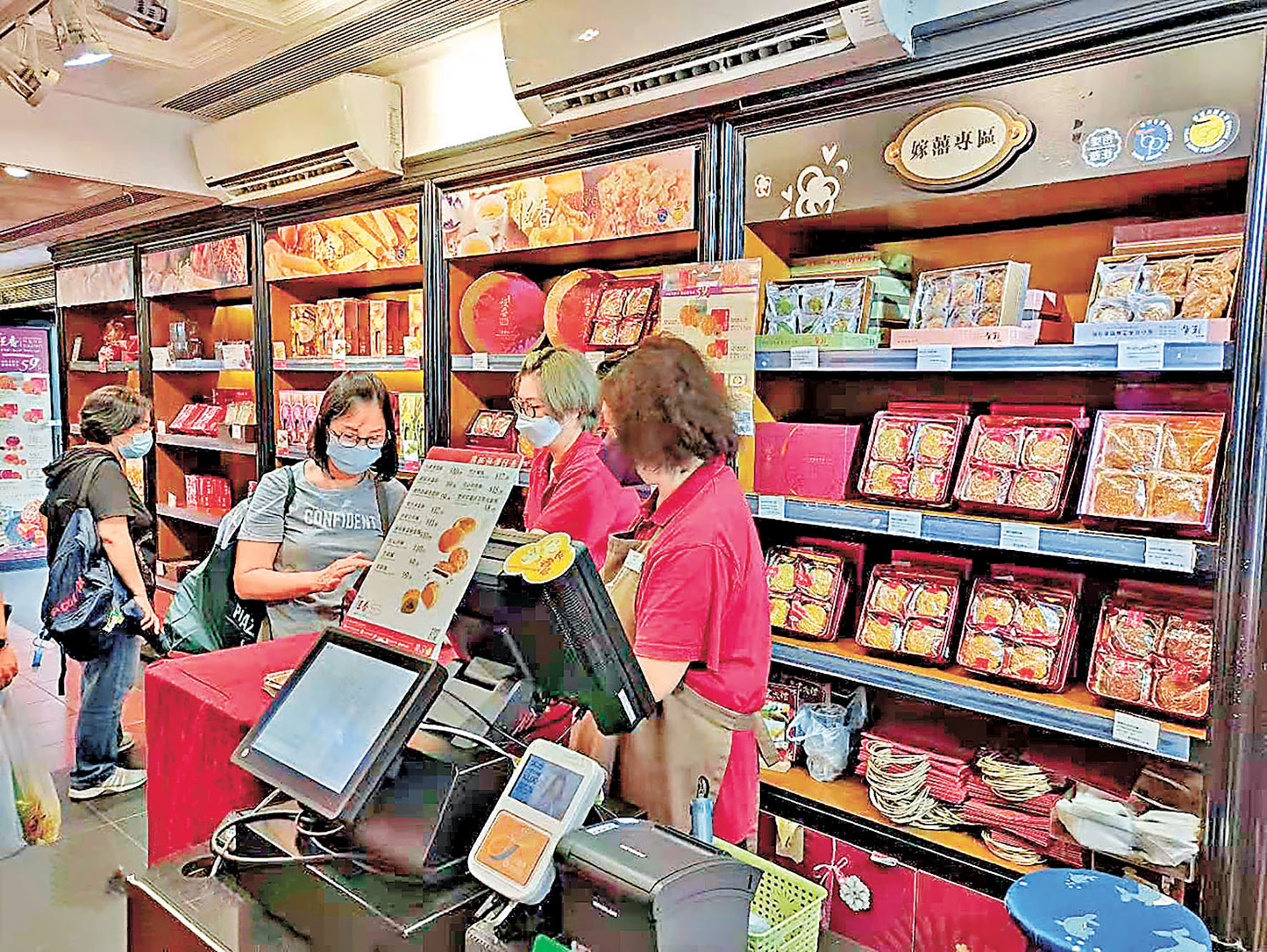 ■除了傳統雙黃白蓮蓉月餅外，恒香月餅最受歡迎的是酥小月香芋麻糬酥皮月餅。
