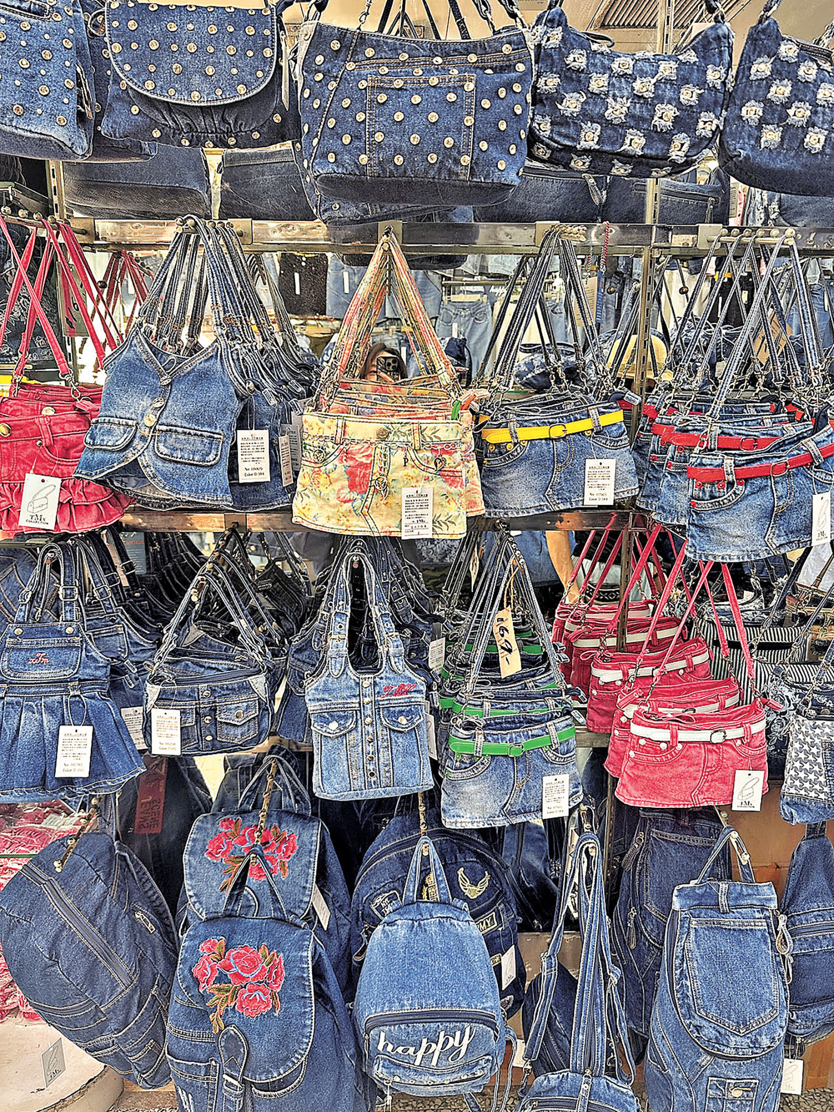 ■牛仔再製的小包具有特色。