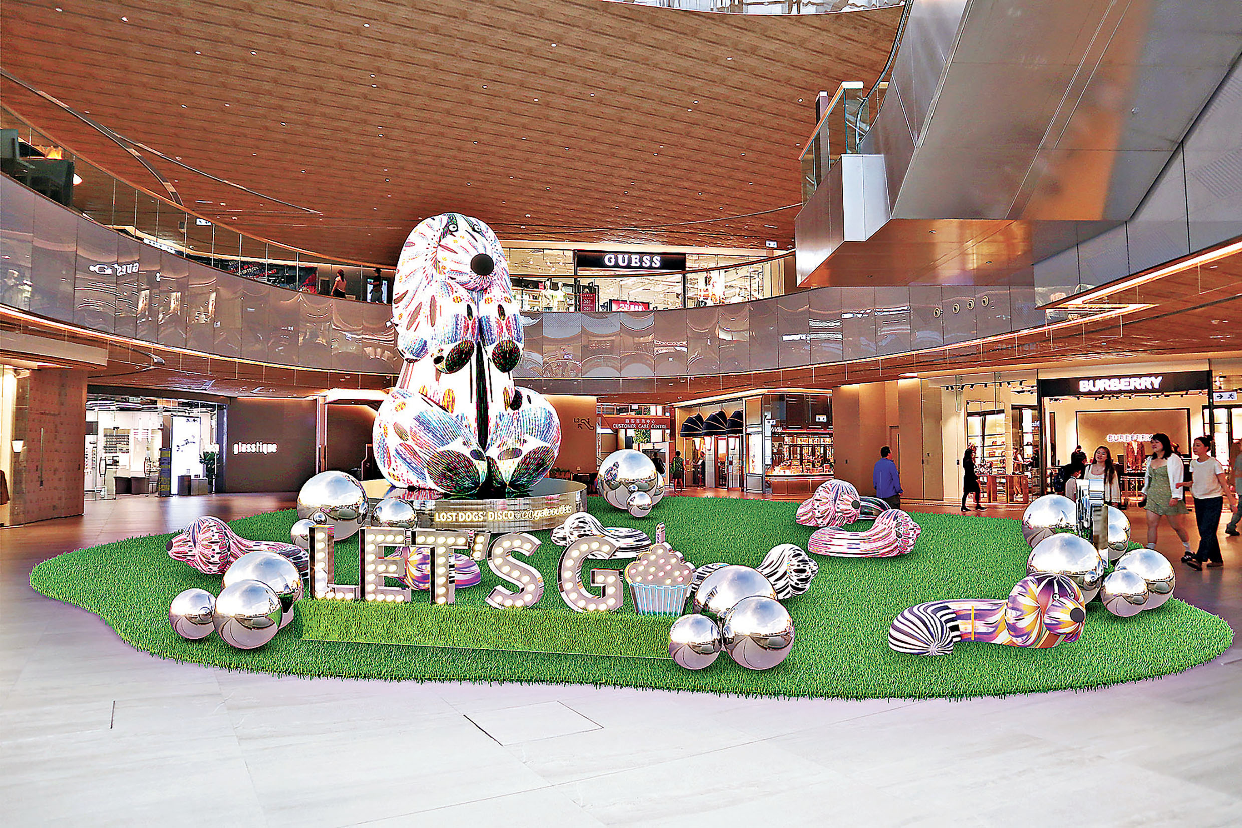 ■巨型充氣狗狗藝術雕塑裝置。