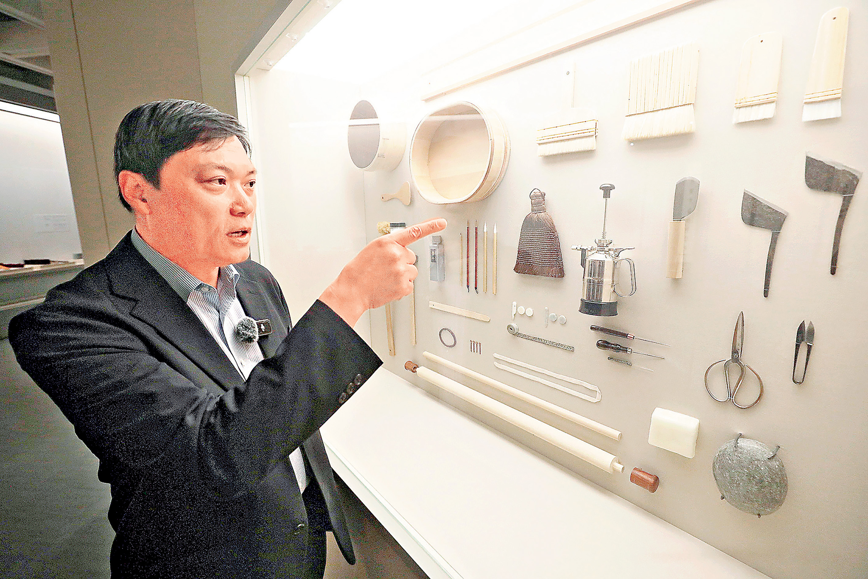 ■謝建輝表示傳統裝裱工具不可被現代科技所替代。 本報記者攝