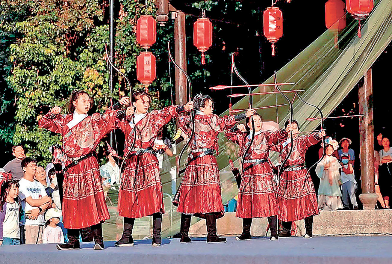 ■深圳龍崗甘坑古鎮舉行中秋節射箭表演。