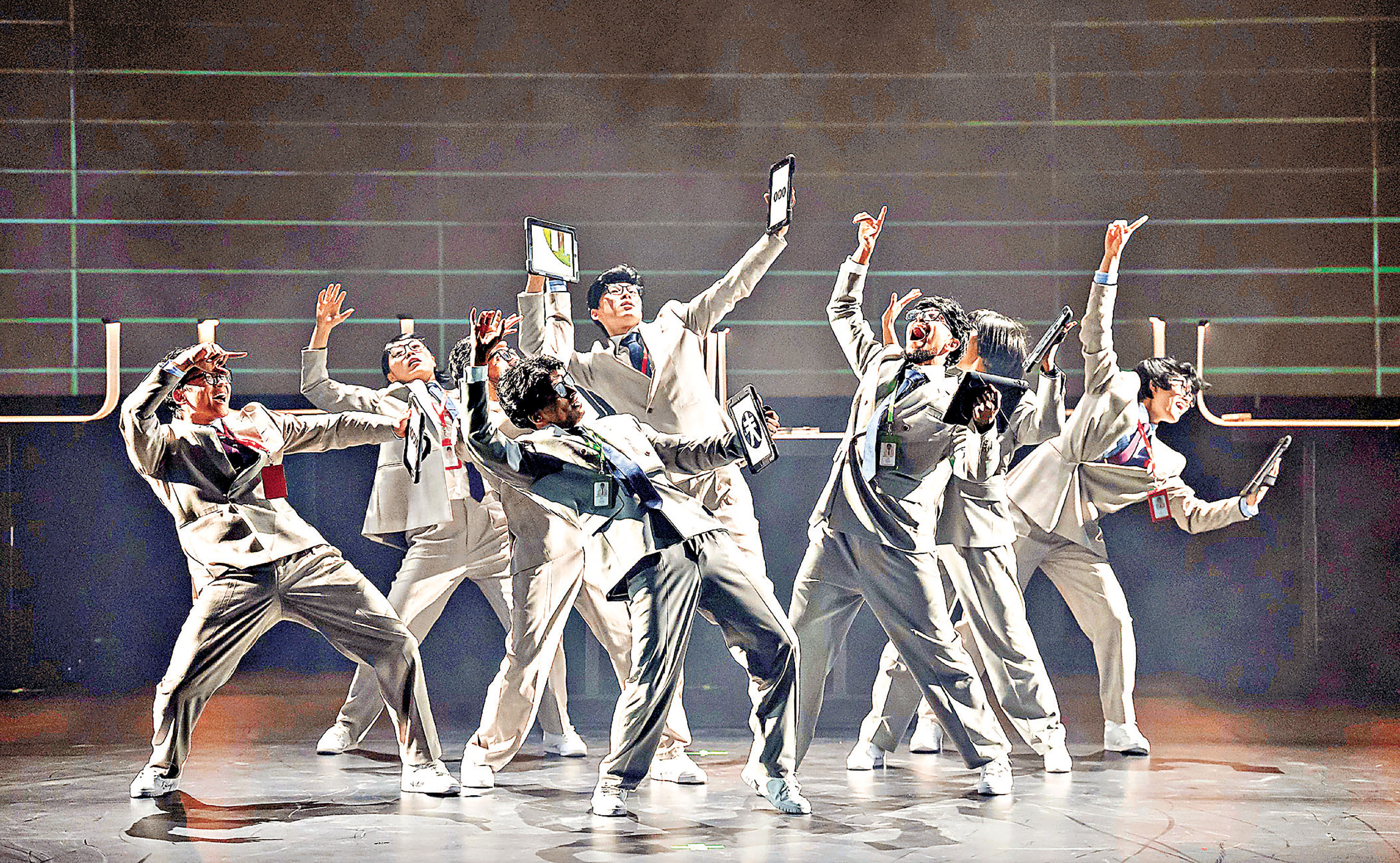 ■舞者化身會計師，在電腦前時而鬥法，時而合作。