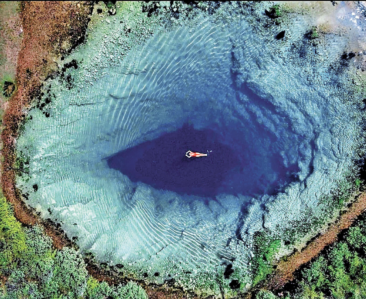 ■塞蒂納小村莊有一個藍綠色的岩泉，在高處看下就像一隻美麗的眼睛。