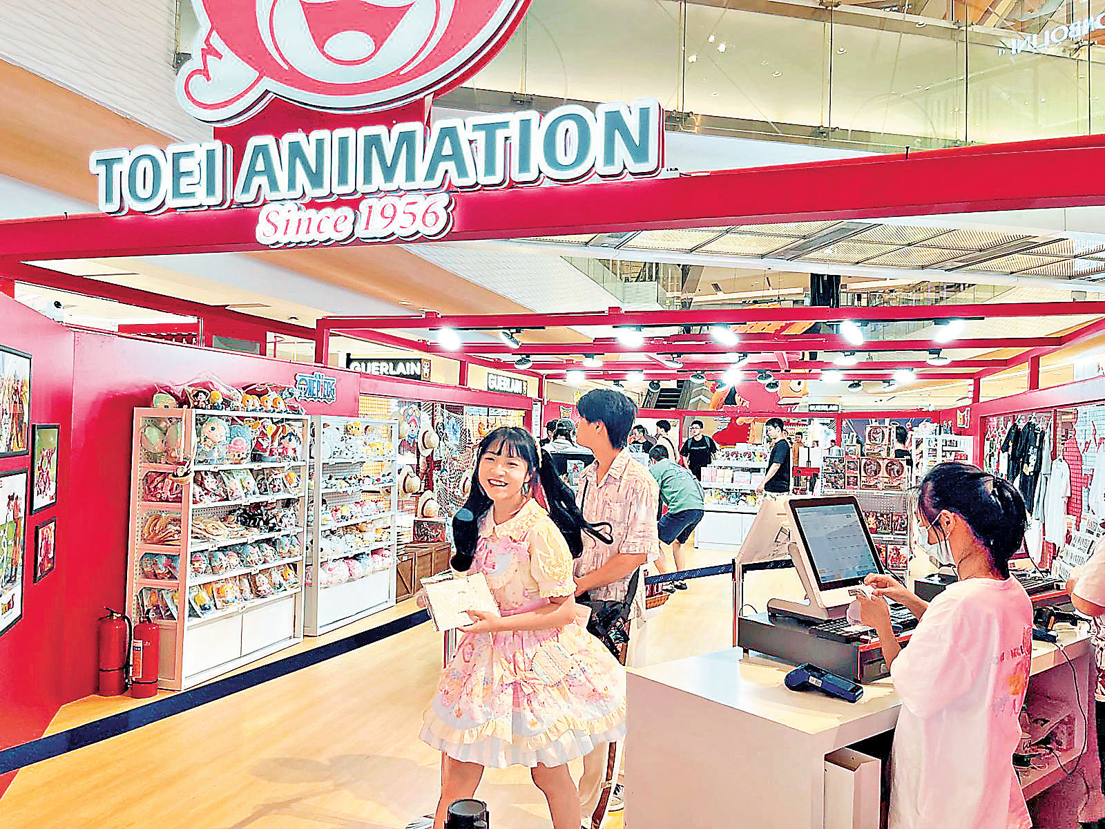 ■少女成功入手戰利品，難怪笑到見牙唔見眼。