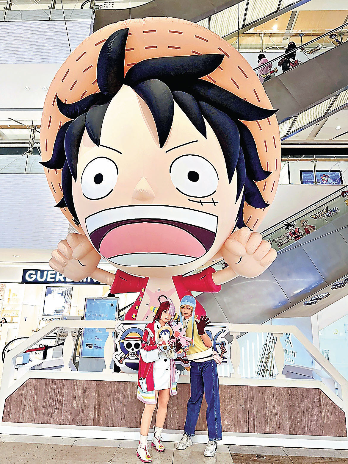 ■佛山的阿燐（右）及東莞的愛琳奉獻長假玩Cosplay。