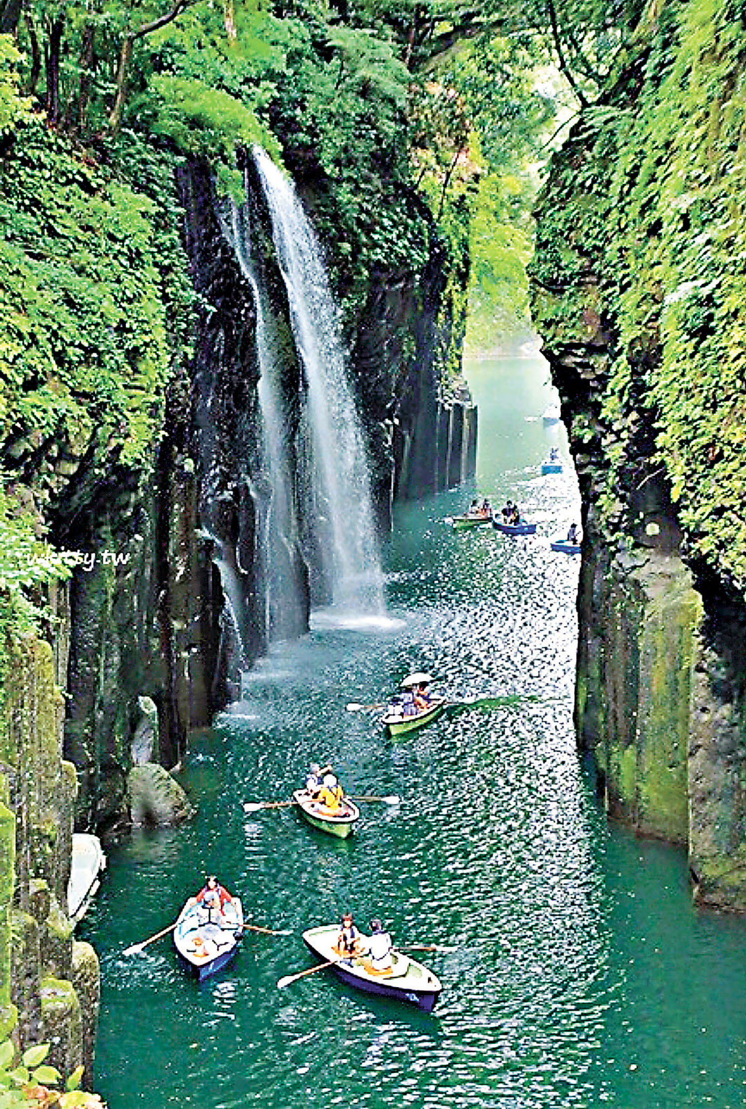 ■在高千穗峽兩旁峽谷之間泛舟，其樂無窮。