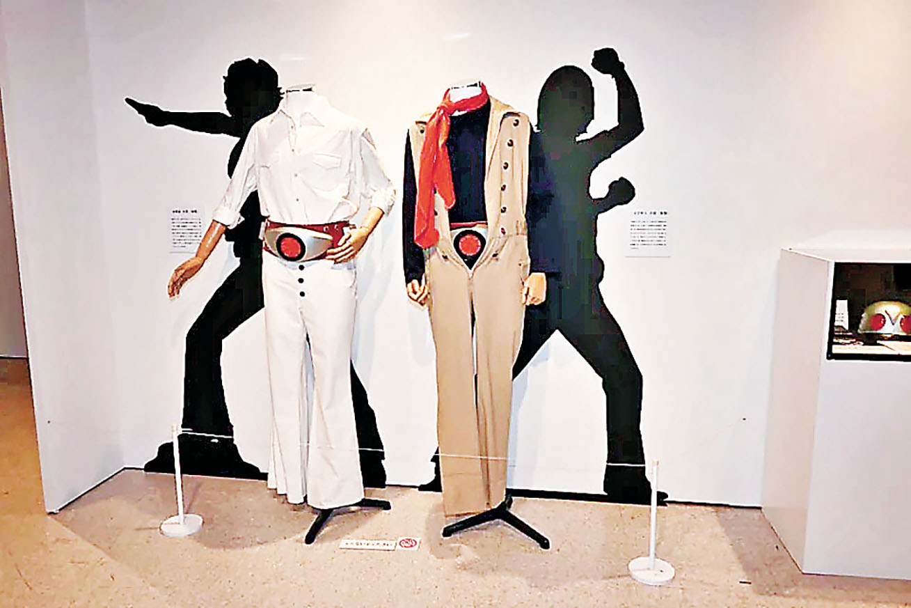 ■角色本鄉猛和一文字隼人的戲服跟變身腰帶。