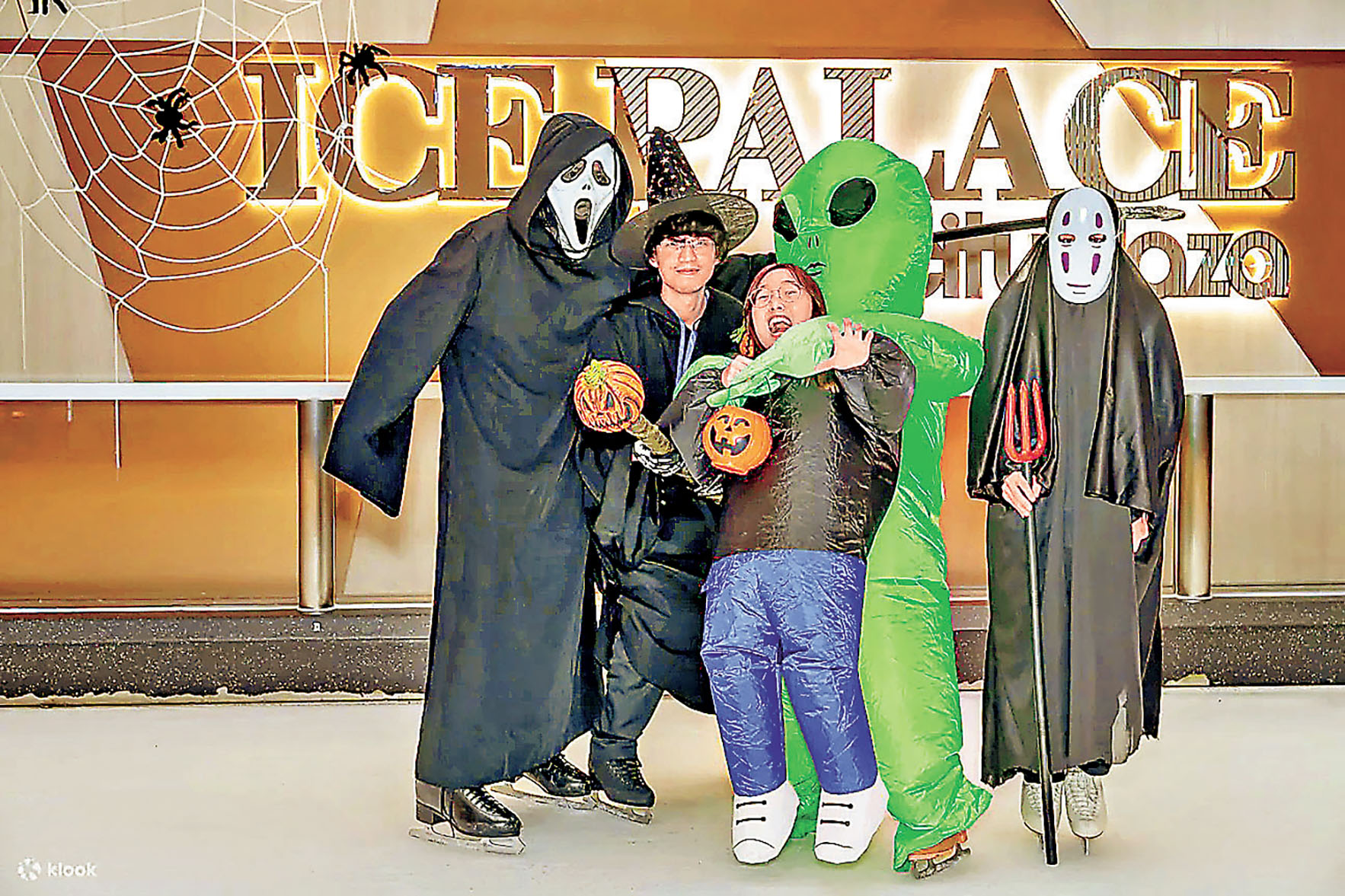 ■扮鬼扮馬溜冰。