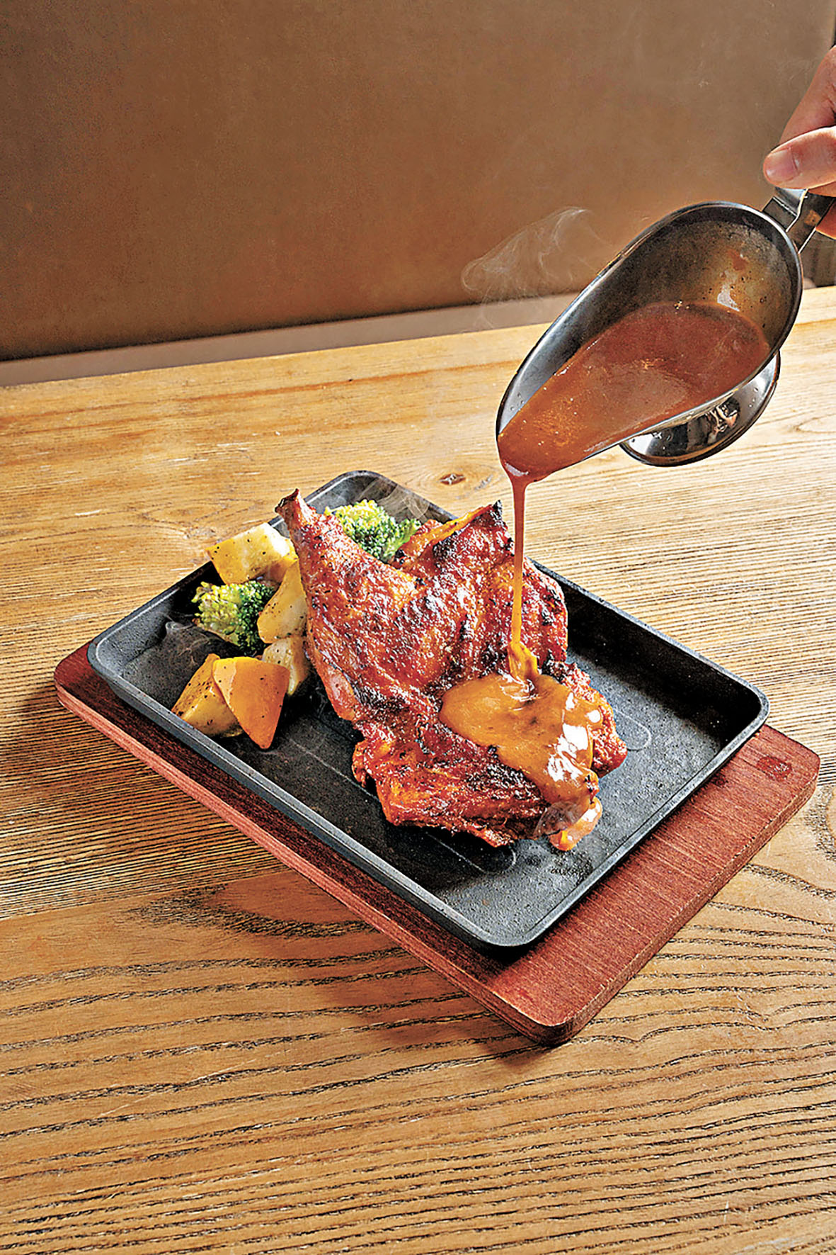 ■鐵板黃油雞油脂香味十足。