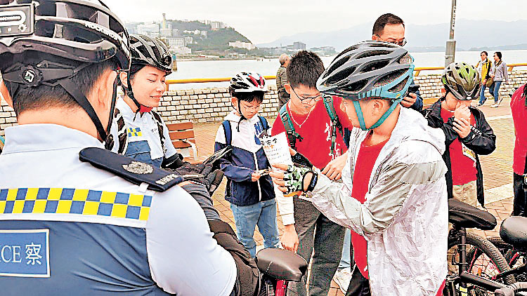 ■踩單車時須遵守交通安全條例，以免遭到檢控。   資料圖片