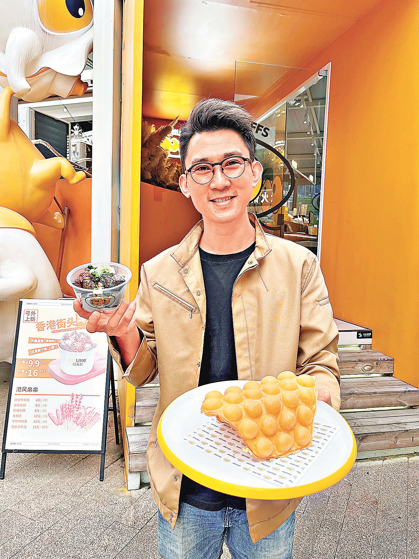 ■老闆李興華力推「鎮店名物」原味雞蛋仔及臭豆腐。