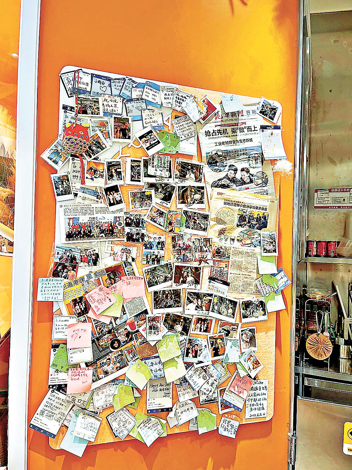 ■留言牆貼滿藝人合照，多位無綫女神也曾來打卡。