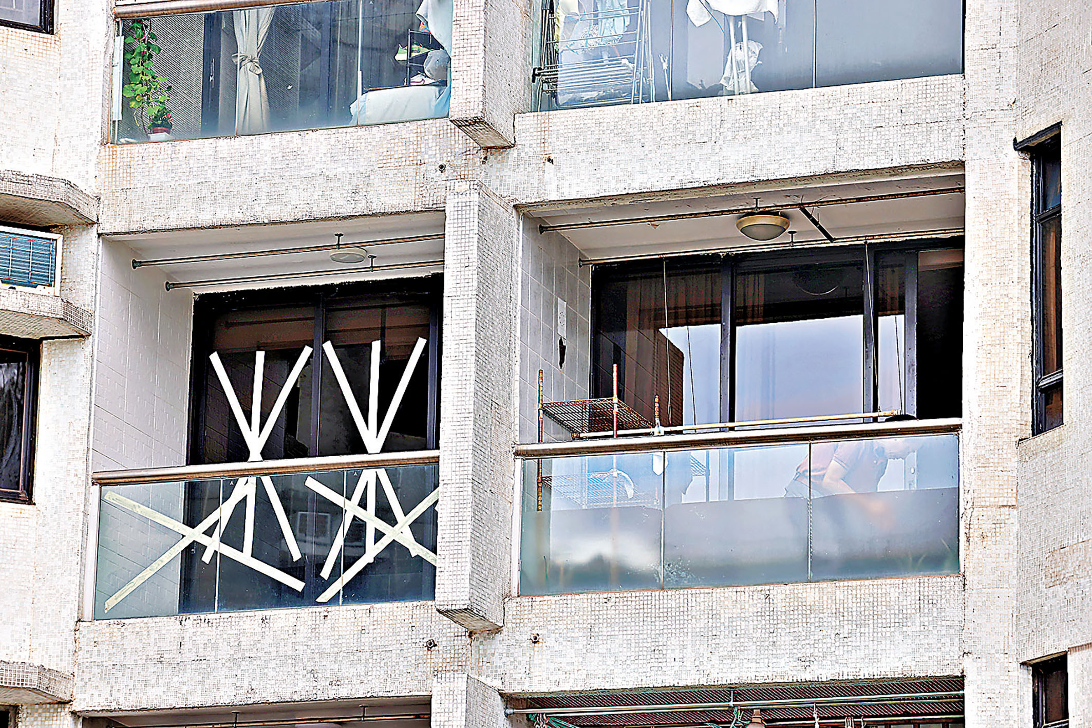 ■每當颱風吹襲時，住戶常在玻璃窗貼膠紙防風。  資料圖片