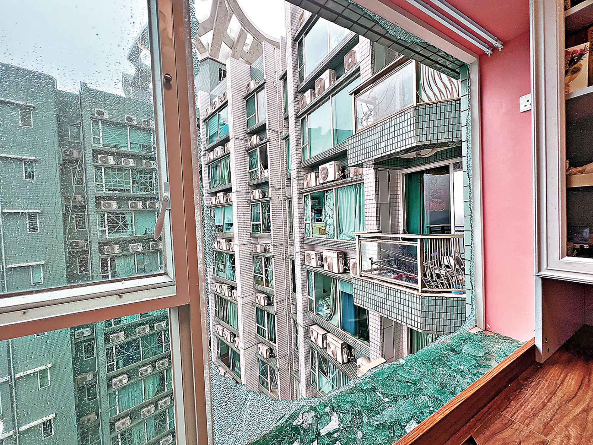 ■玻璃窗可謂打風期間最常被吹毀的財物之一。   資料圖片