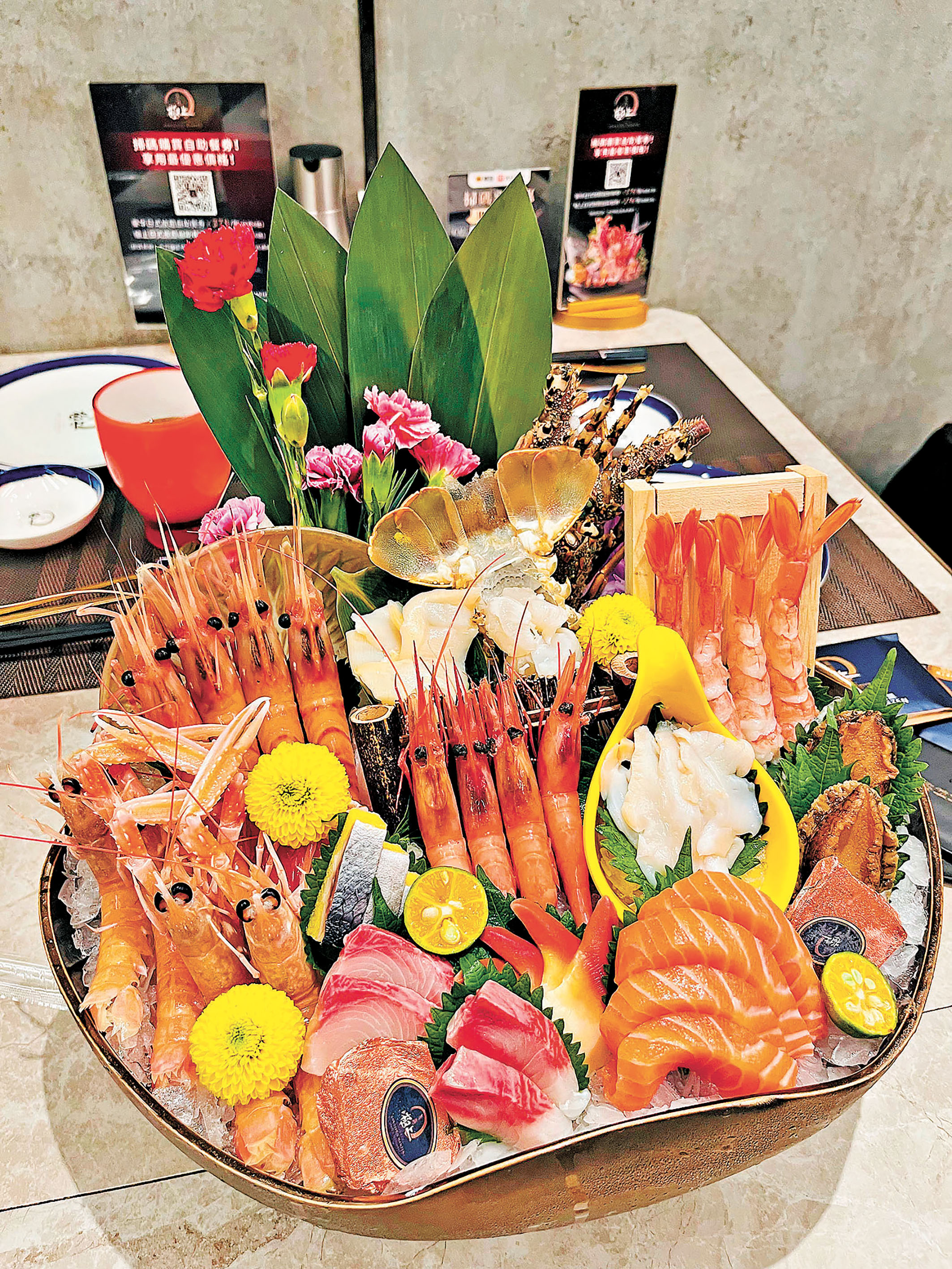■豪華刺身拼盤有齊象拔蚌、龍蝦及鮑魚。