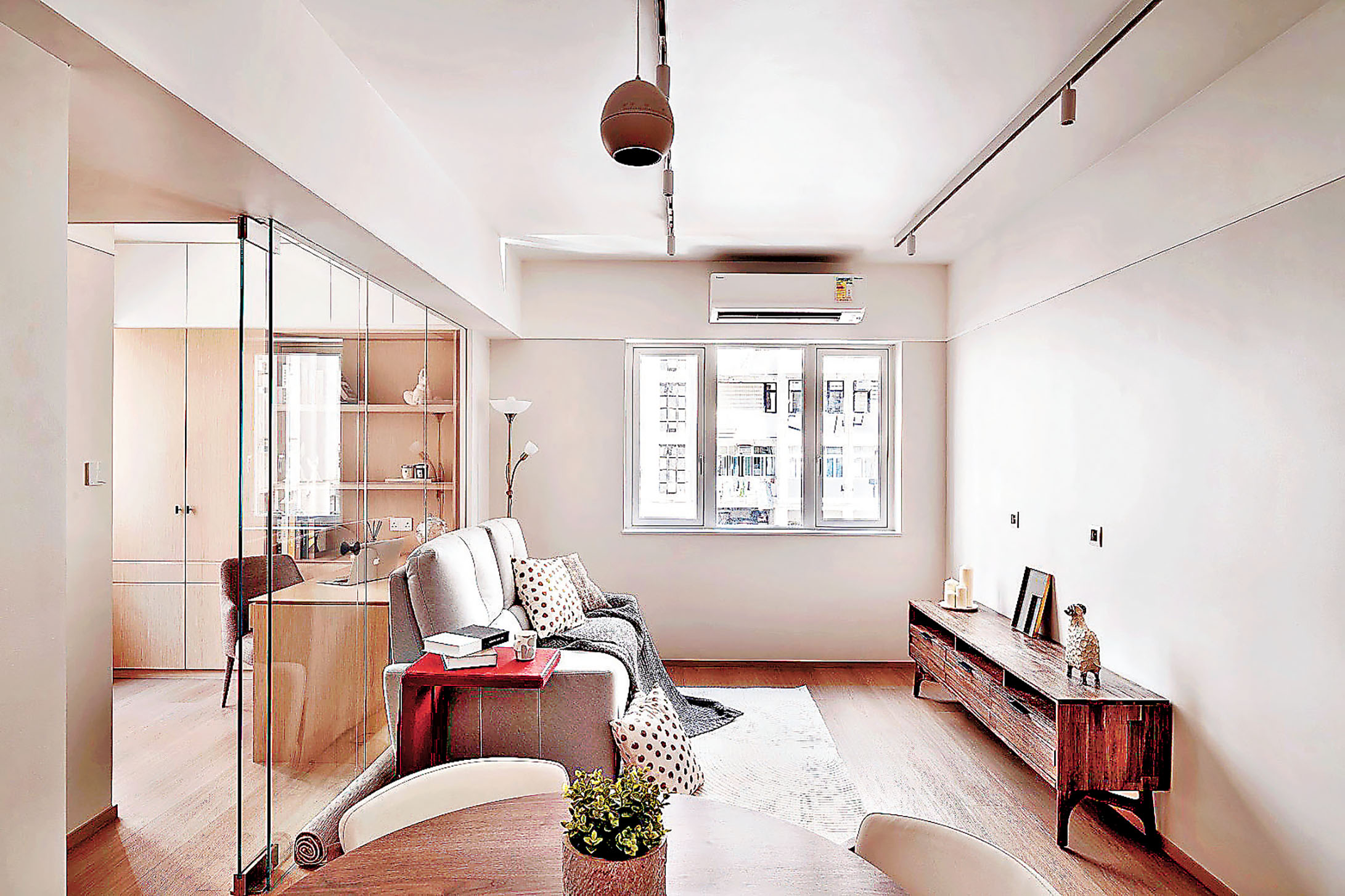 ■客廳背後特別闢作玻璃工作室。