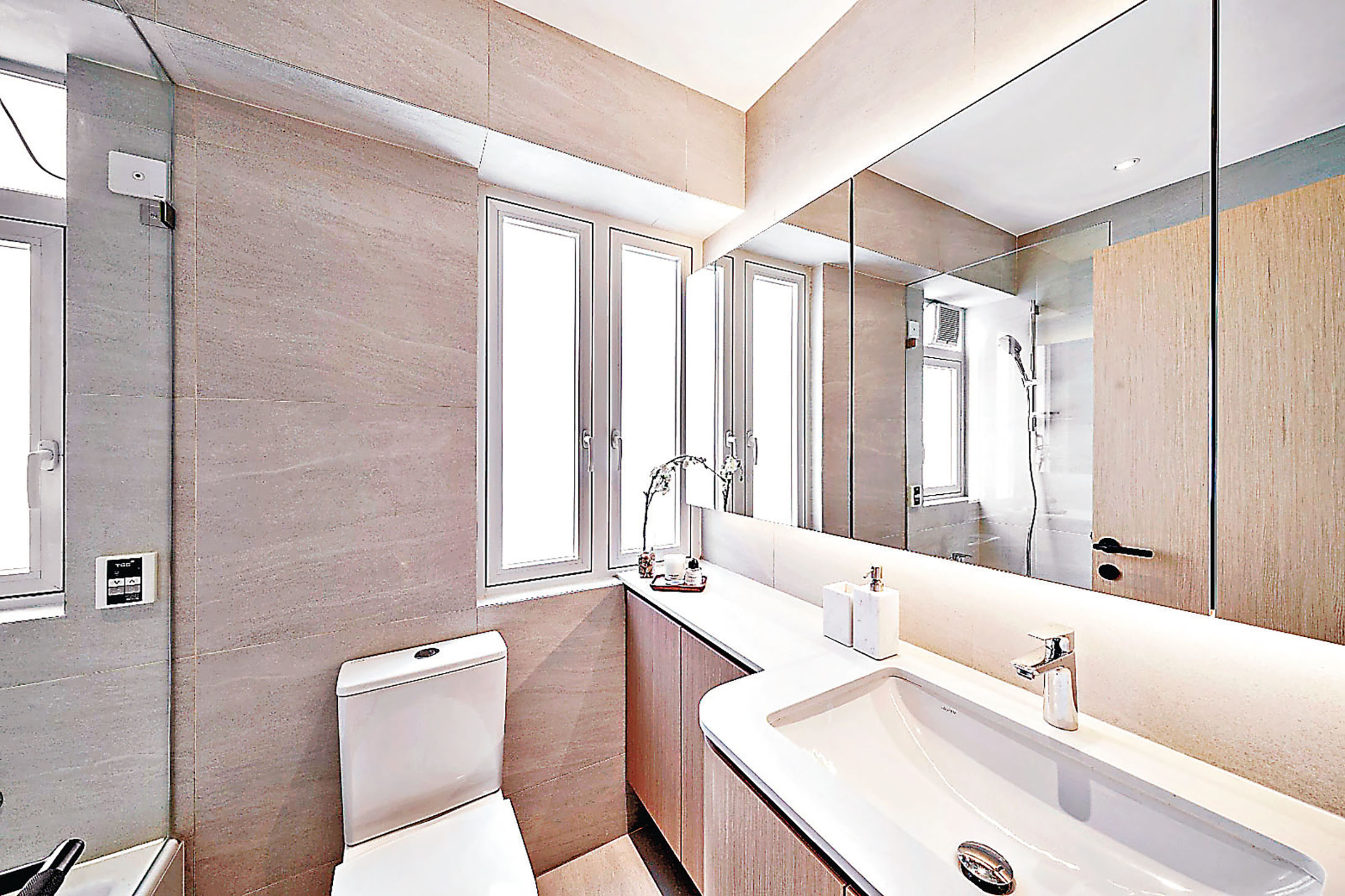 ■廁所以淺色作主調，並有大型梳妝鏡。