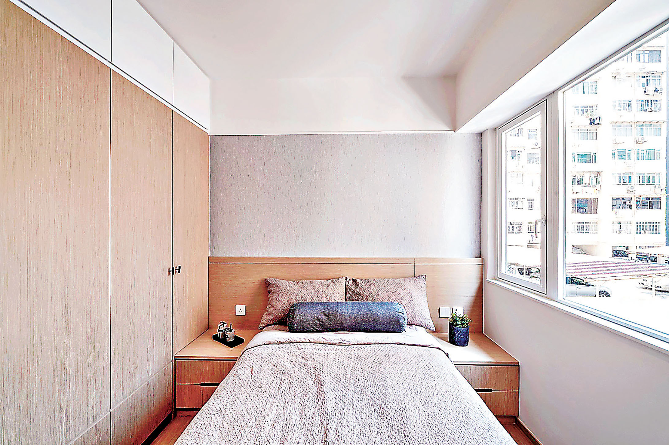 ■主人房設有一列入牆衣櫃。