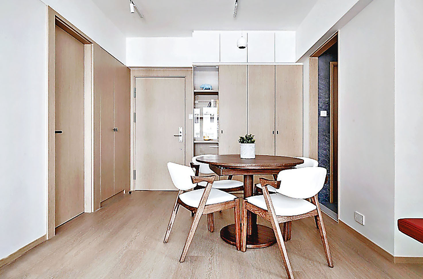 ■淺白色牆身和天花，配以木系傢具。