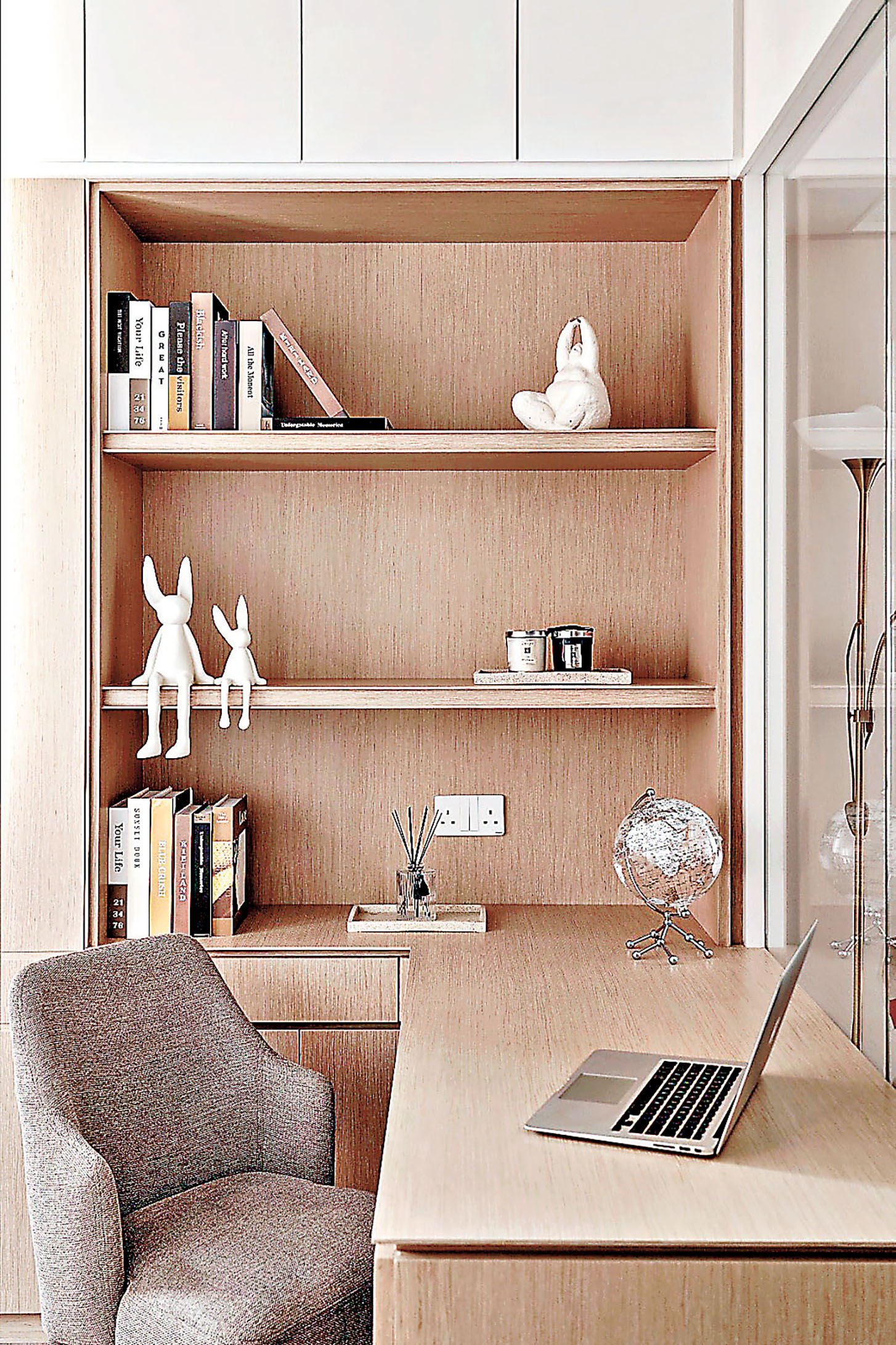 ■入牆書架配搭書枱，慳位又美觀。