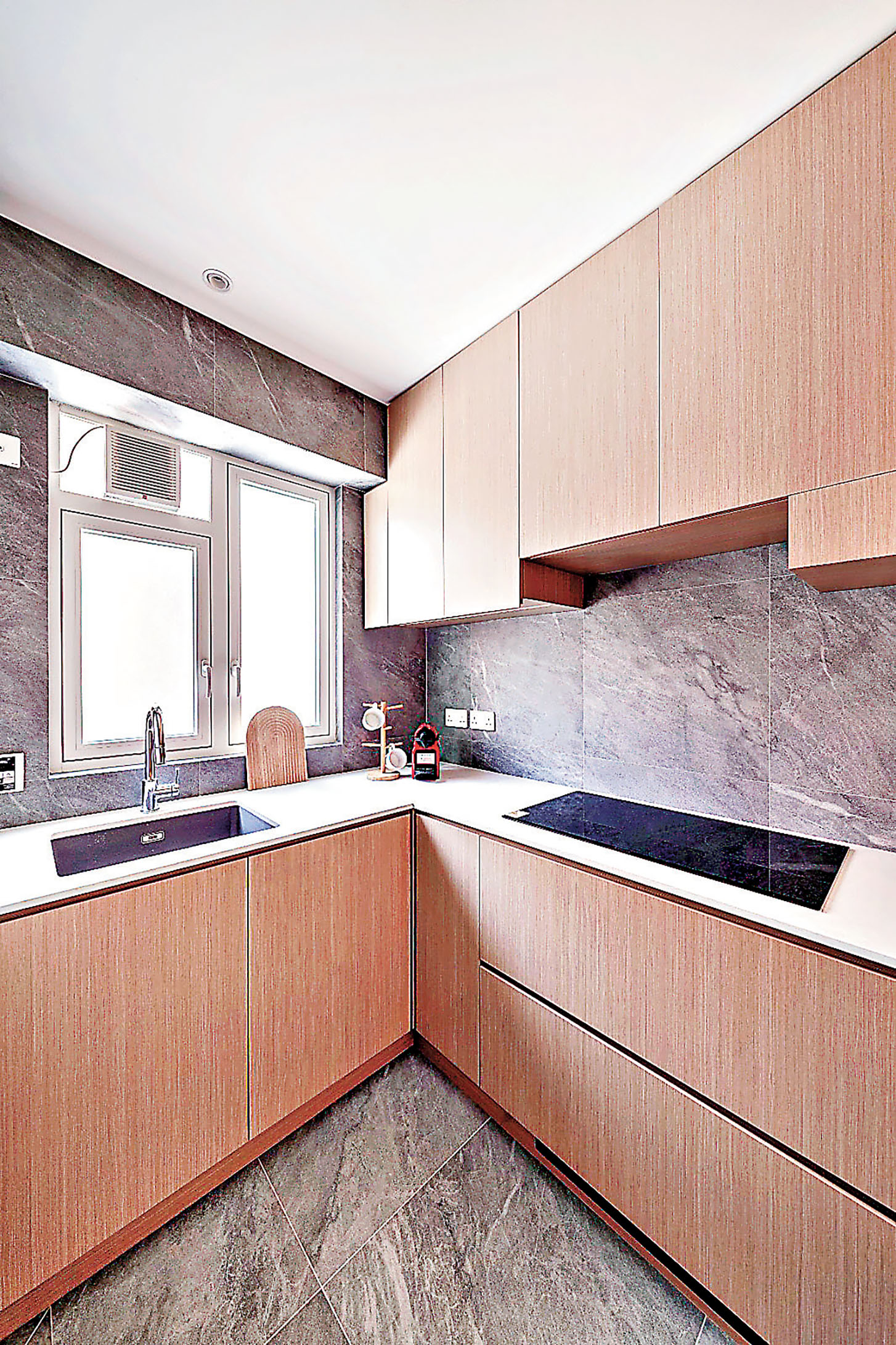 ■廚房採用木色廚櫃。