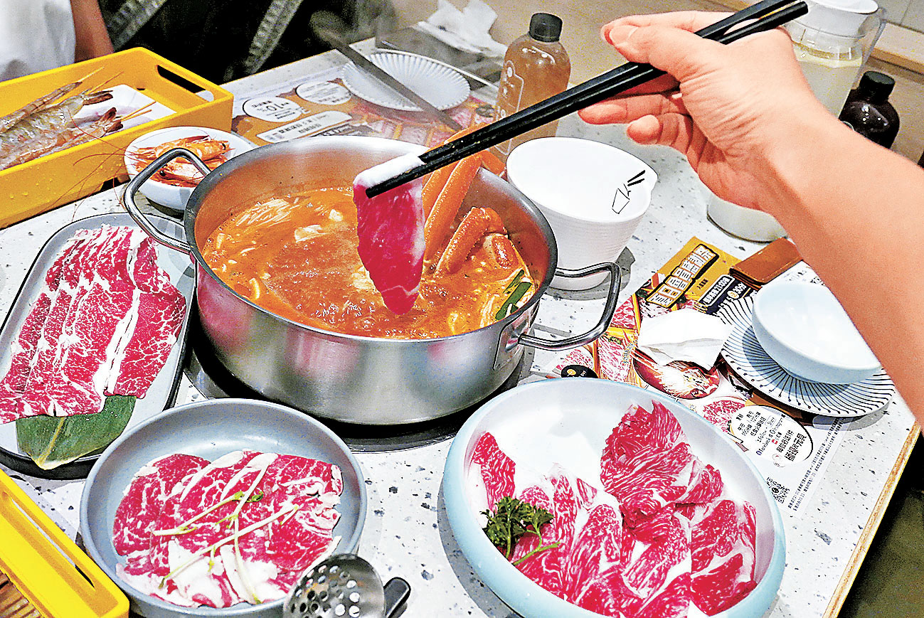 ■肥牛加海鮮，打邊爐最佳組合。