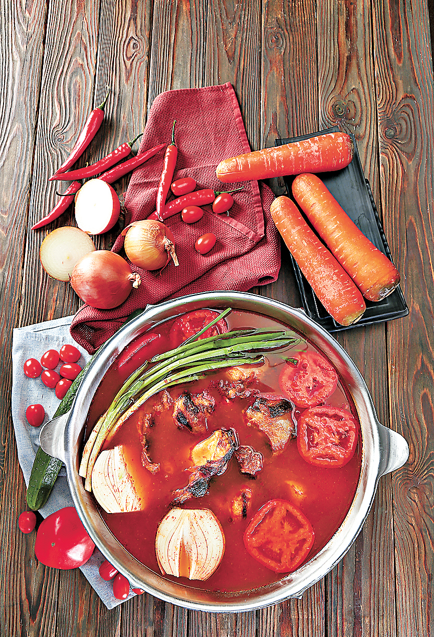 ■湊湊火鍋的番茄牛尾鍋用料十足。