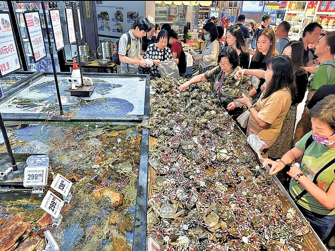 ■每逢周六日，大批本港市民湧到深圳超市搶購平價大閘蟹。