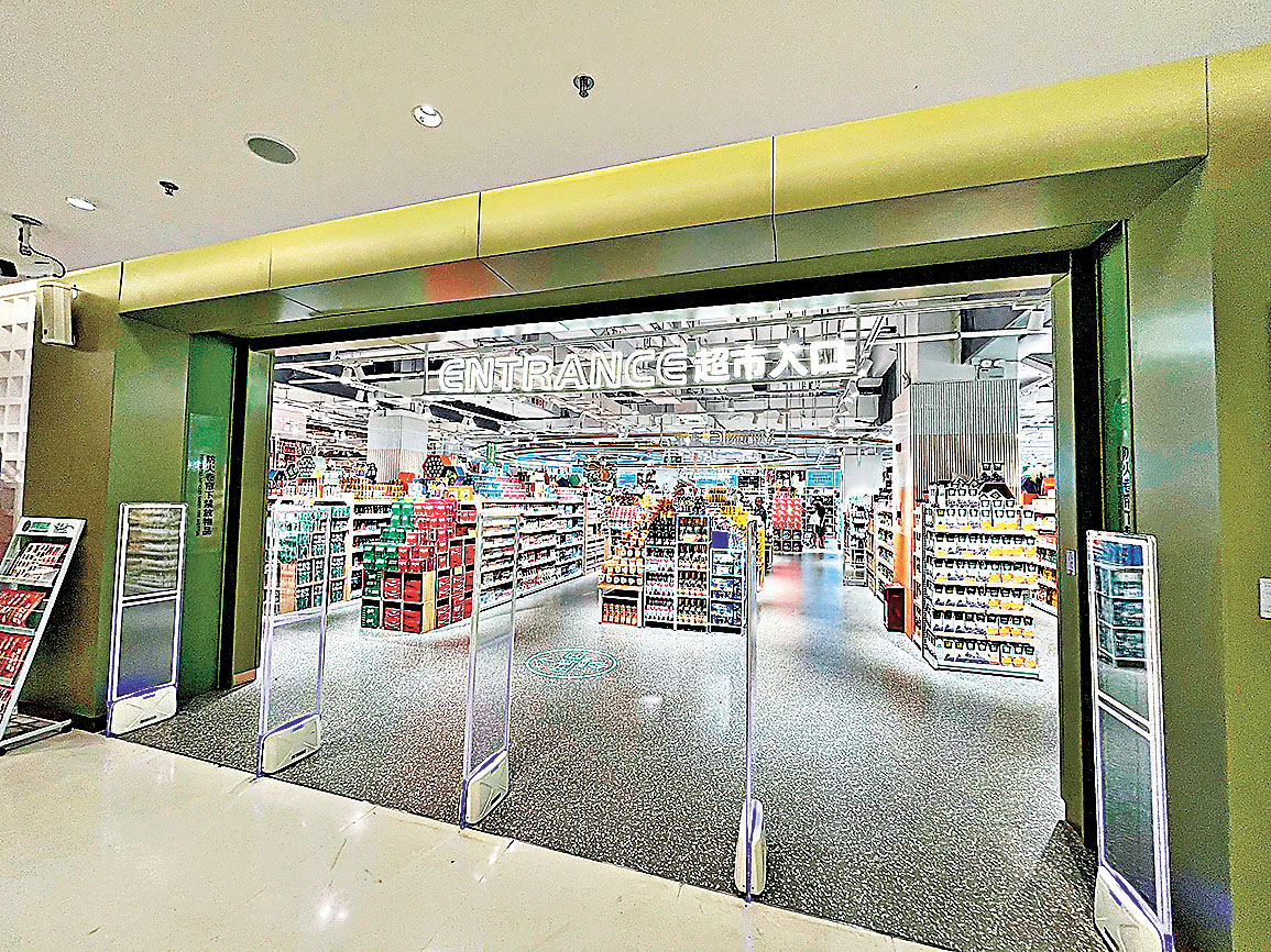 ■超市貨品排列整齊有序，顧客行得放心。