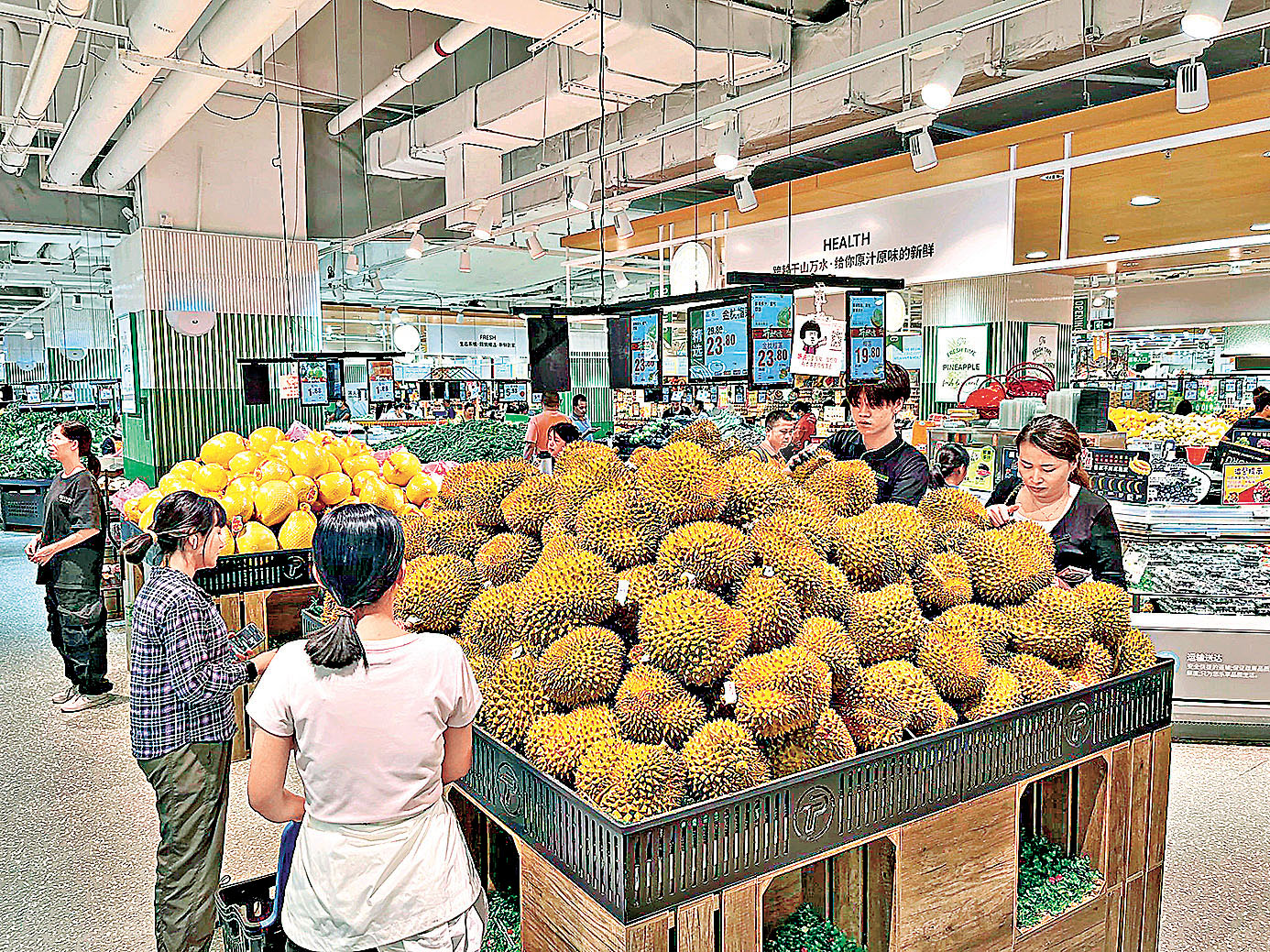 ■榴槤價格貼地，吸引附近小區市民捧場。